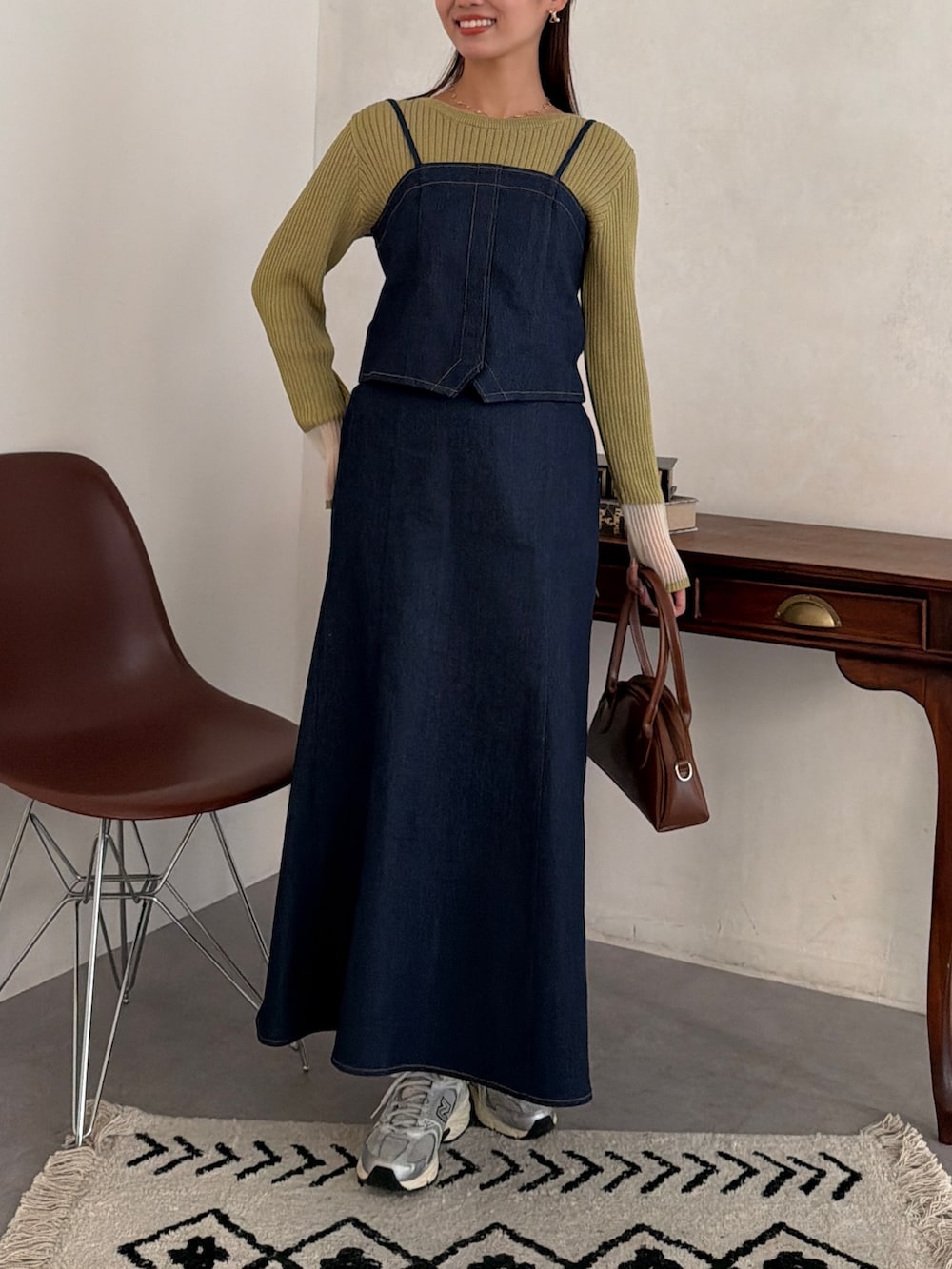 ブルー系のつなぎ/オールインワン、グリーン系のニット/セーター、その他のその他を着用したレディースの春コーディネートの5枚目の写真