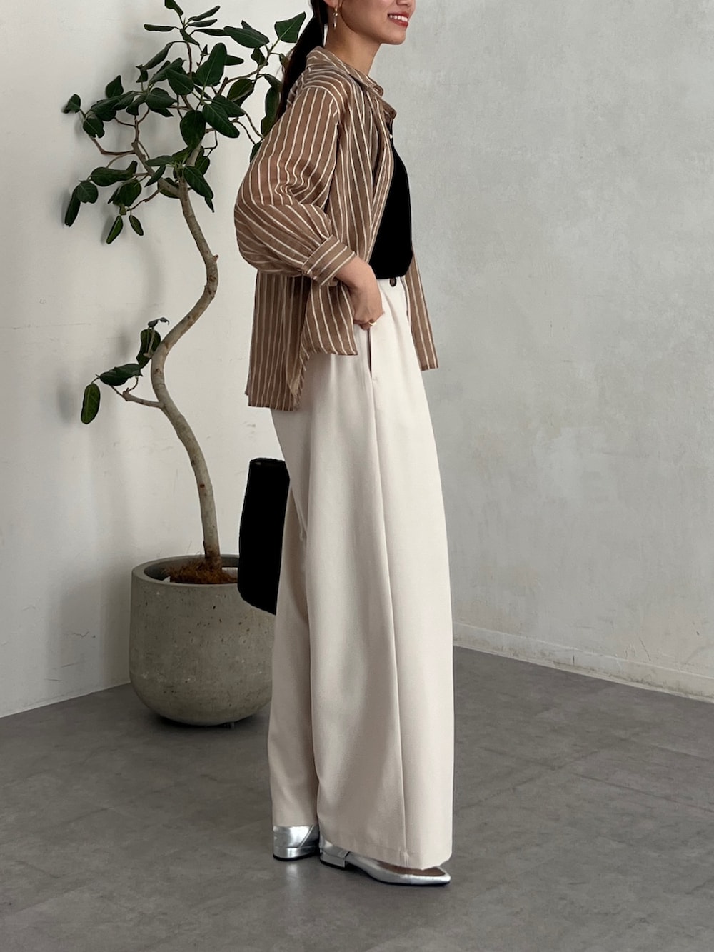 ブラウン系のシャツ/ブラウス、ブラック系のニット/セーター、ベージュ系のその他パンツを着用したレディースの夏コーディネートの2枚目の写真