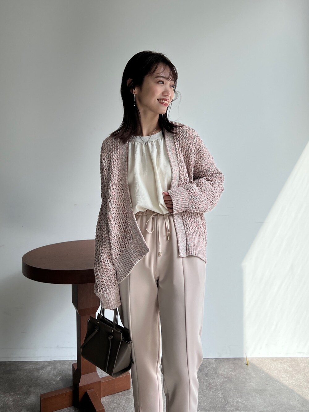 オレンジ系のカーディガン/ボレロ、ホワイト系のシャツ/ブラウス、ホワイト系のその他パンツを着用したレディースの春コーディネートの2枚目の写真