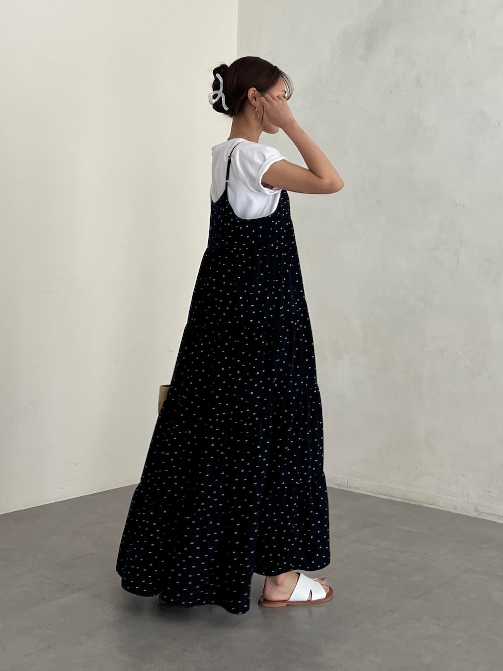 ブルー系のワンピース、ベージュ系のトートバッグ、ホワイト系のTシャツ/カットソーを着用したレディースの夏コーディネートの3枚目の写真