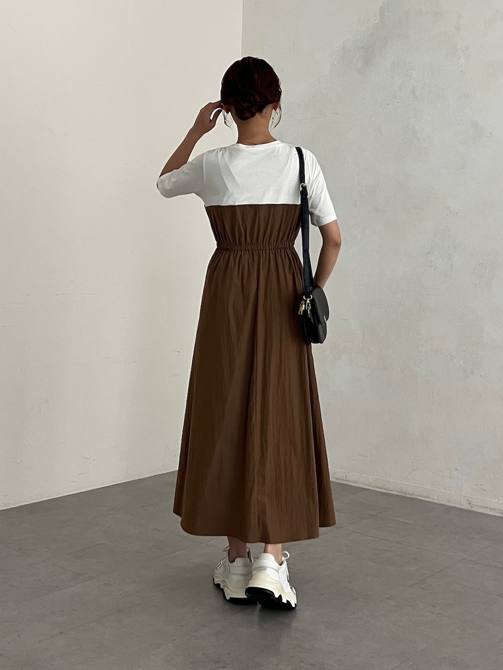 ブラウン系のワンピース、ホワイト系のスニーカー、その他のその他を着用したレディースの夏コーディネートの3枚目の写真