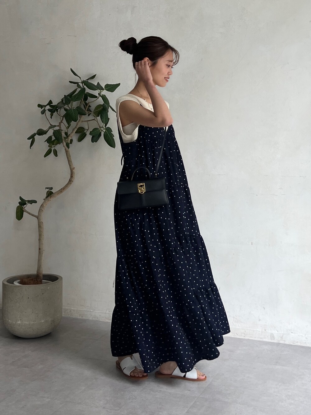 ブルー系のワンピース、ホワイト系のニット/セーター、ホワイト系のサンダルを着用したレディースの夏コーディネートの4枚目の写真