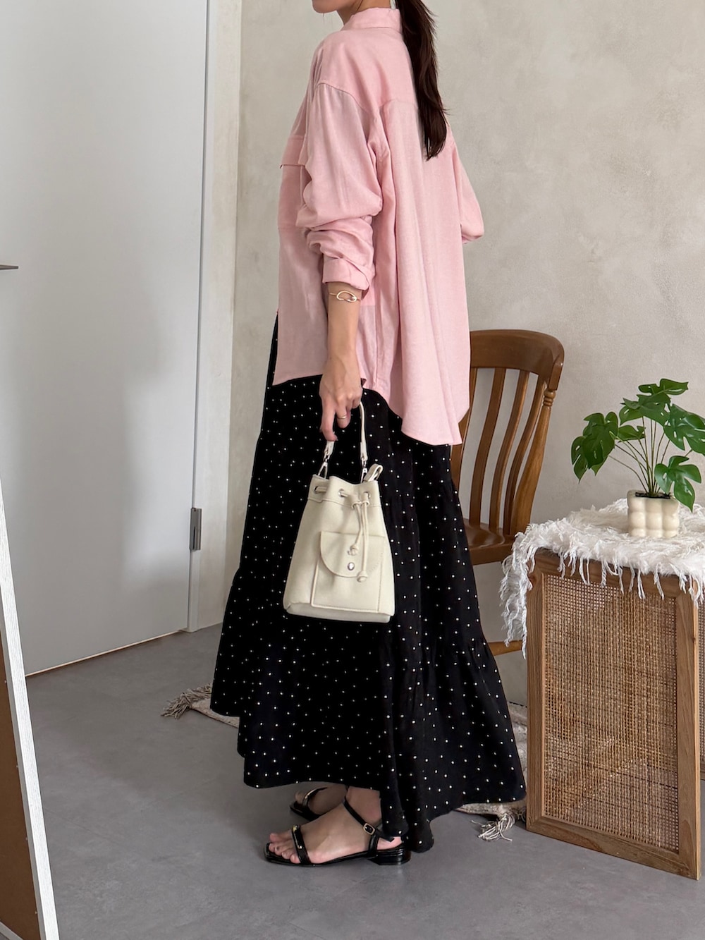 ピンク系のシャツ/ブラウス、ブラック系のワンピース、ホワイト系のトートバッグを着用したレディースの夏コーディネートの2枚目の写真