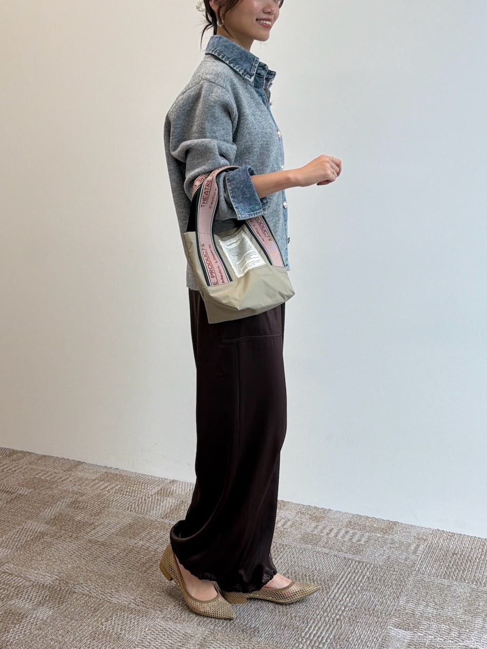ブラウン系のその他パンツ、ベージュ系のショルダーバッグ、グレー系のカーディガン/ボレロを着用したレディースの秋コーディネートの4枚目の写真
