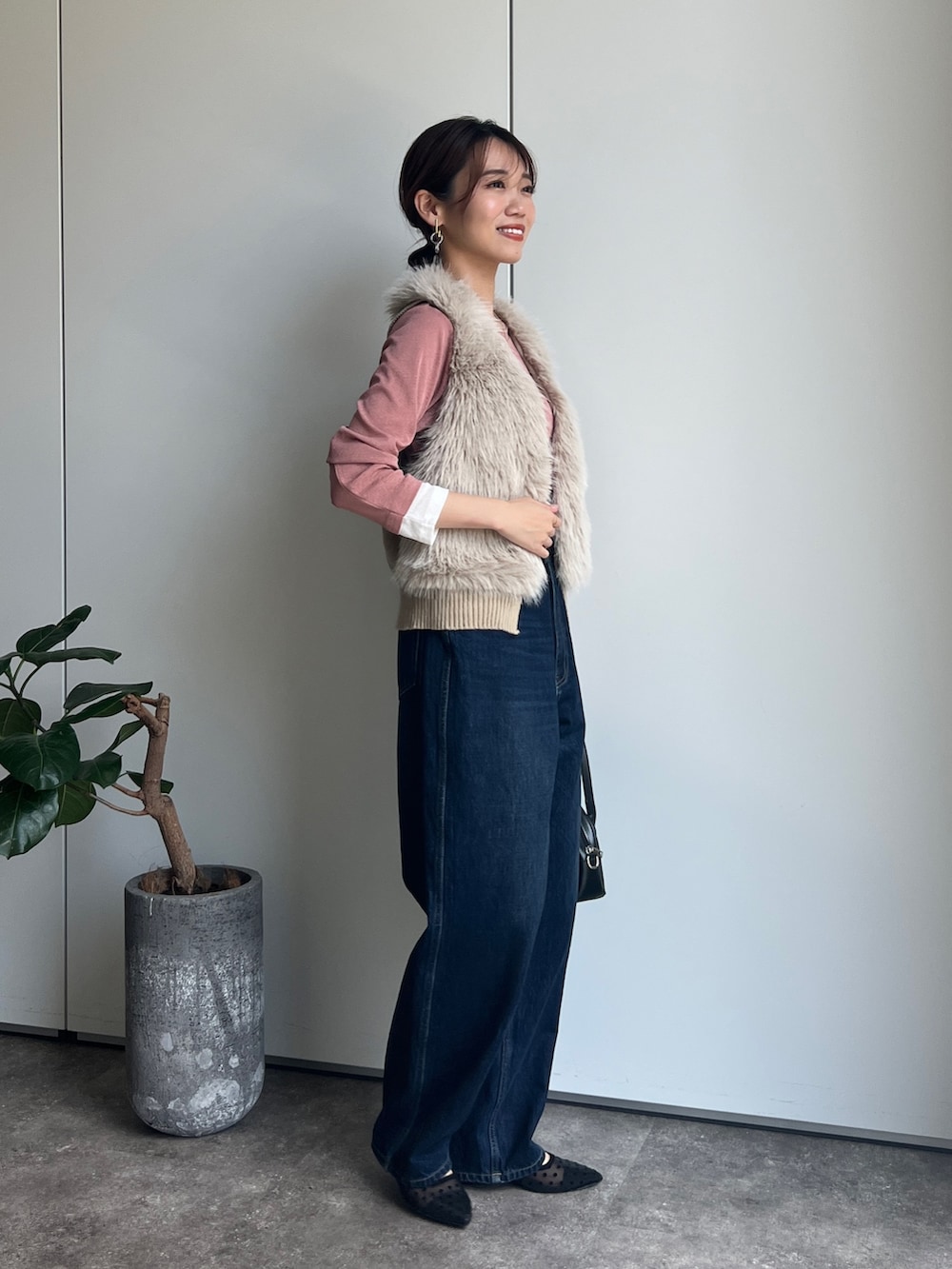 ベージュ系のベスト、ピンク系のTシャツ/カットソー、ブルー系のデニムパンツを着用したレディースの夏コーディネートの5枚目の写真