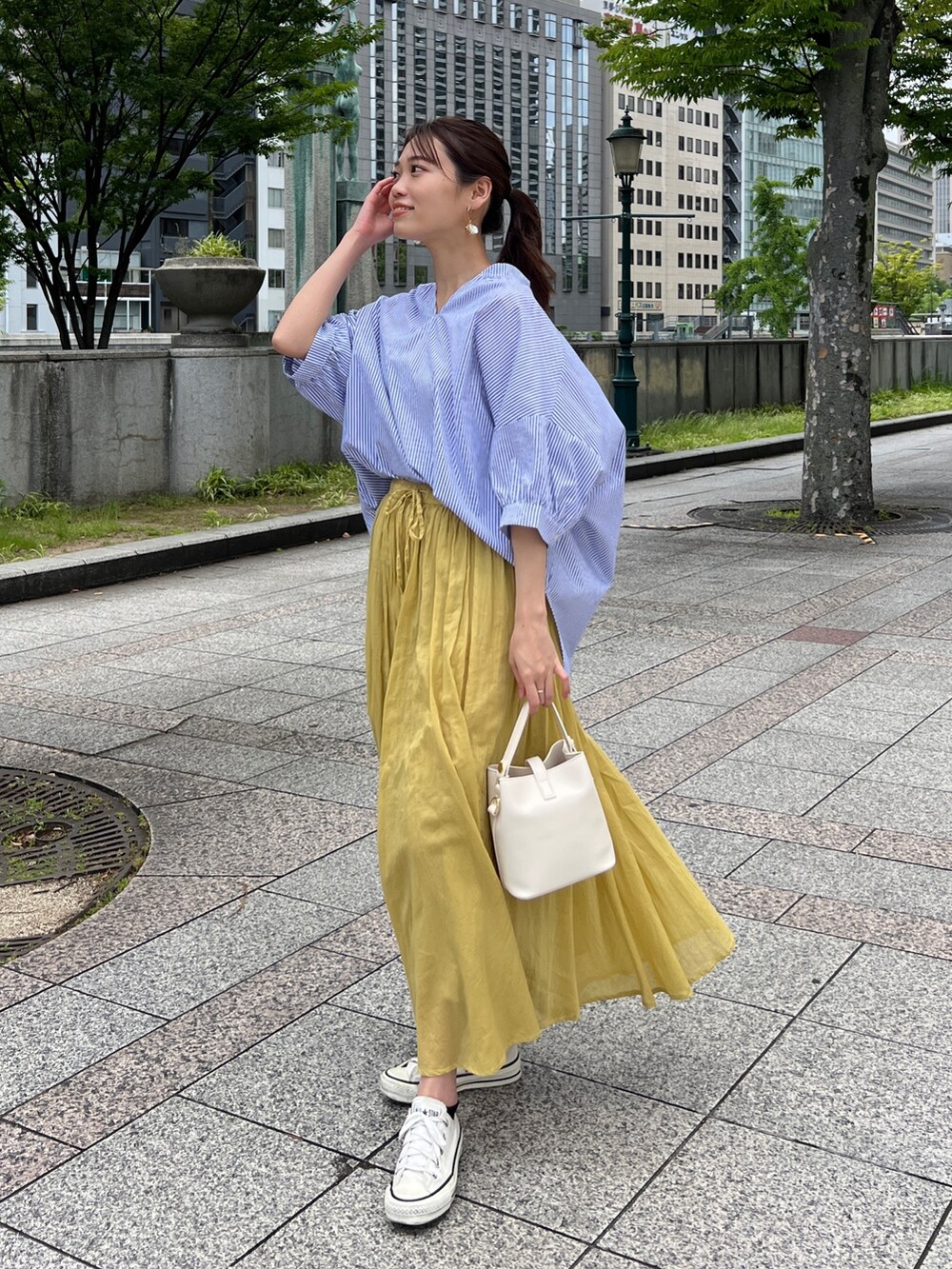 ホワイト系のシャツ/ブラウス、イエロー系のスカート、その他のその他を着用したレディースの春コーディネートの2枚目の写真