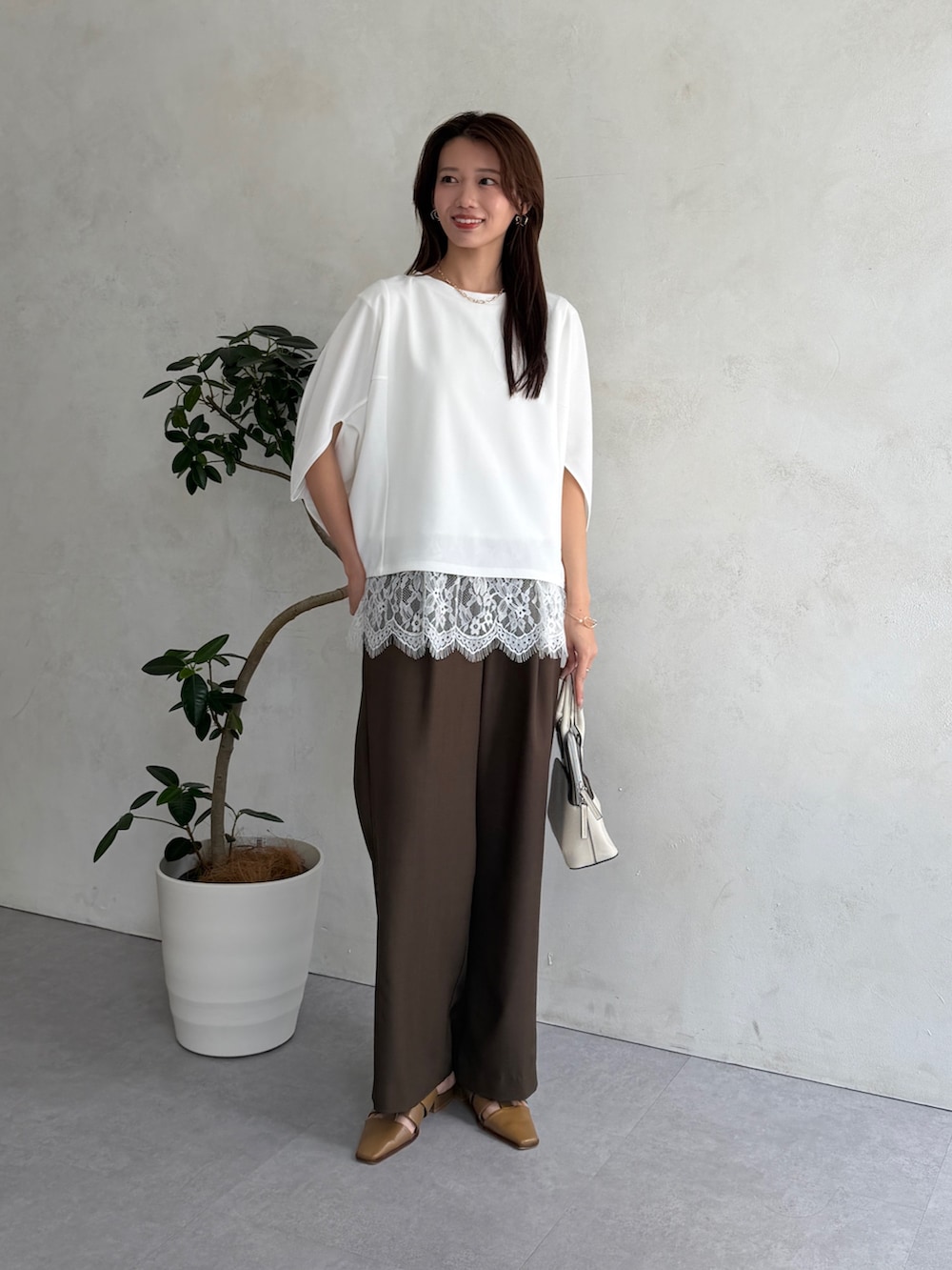 ホワイト系のTシャツ/カットソー、ブラウン系のその他パンツ、その他のその他を着用したレディースの夏コーディネートの2枚目の写真