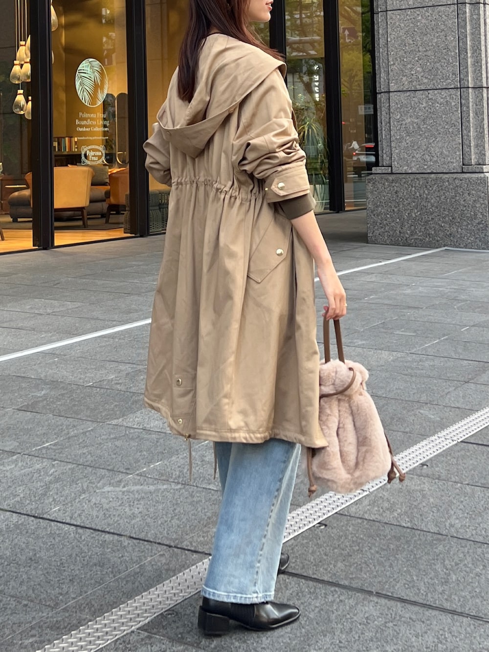 ベージュ系のモッズコート、グリーン系のスウェット、ブラウン系のトートバッグを着用したレディースの秋コーディネートの3枚目の写真