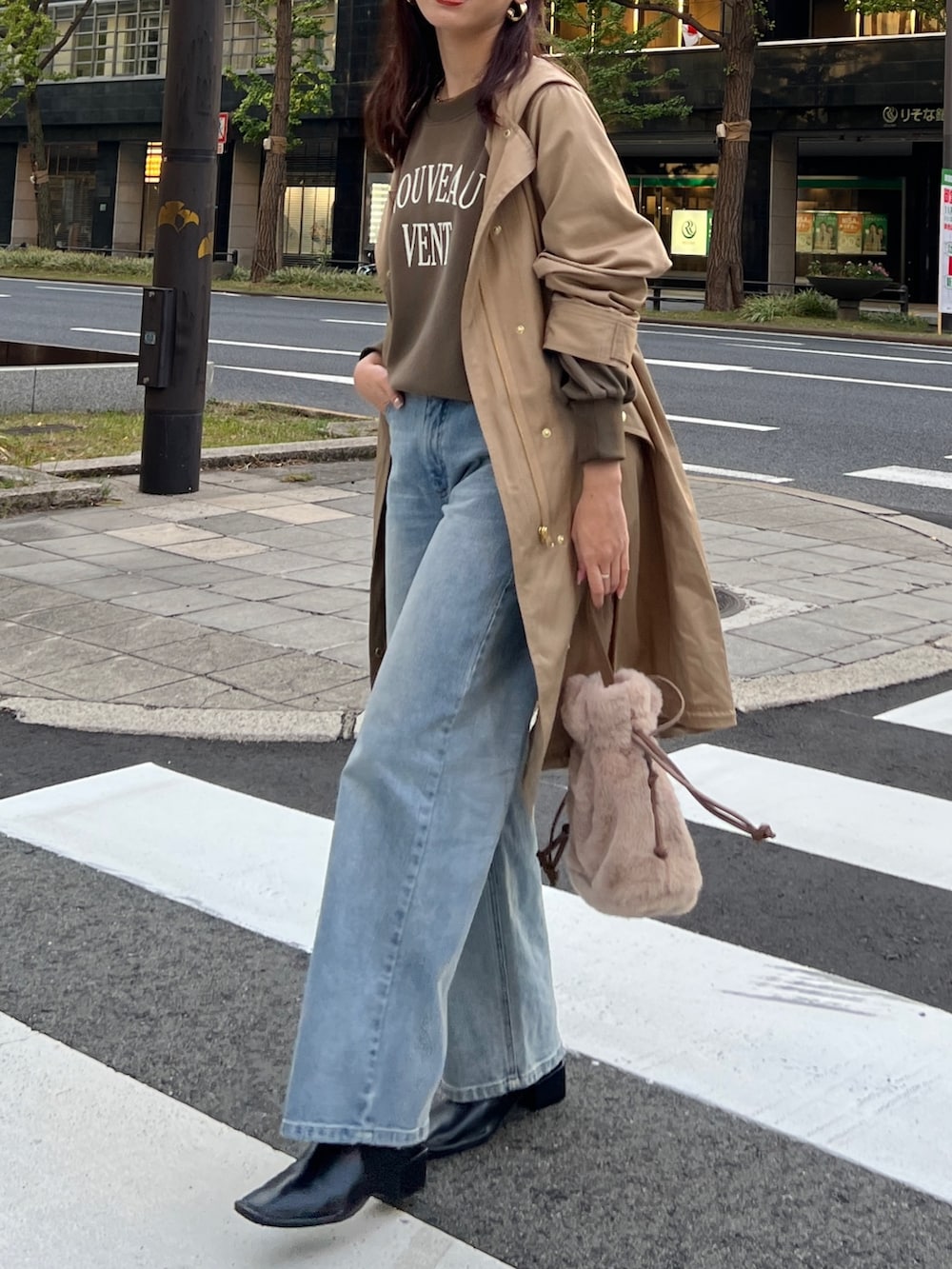 ベージュ系のモッズコート、グリーン系のスウェット、ブラウン系のトートバッグを着用したレディースの秋コーディネートの2枚目の写真