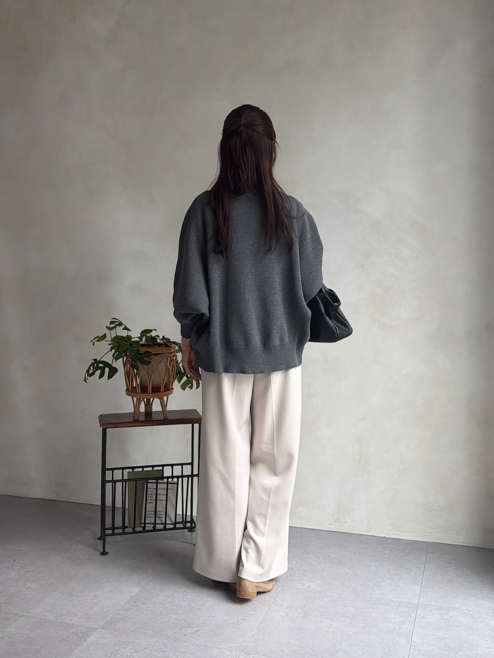 グレー系のカーディガン/ボレロ、イエロー系のシャツ/ブラウス、ホワイト系のその他パンツを着用したレディースの秋コーディネートの3枚目の写真