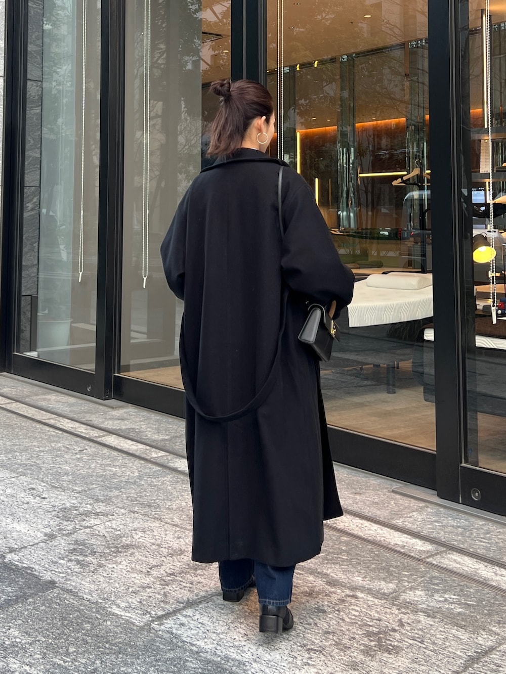 「ショルダーバッグ、ブーツ、レイヤードスタイル、冬コーデ、ニット、休日スタイル、お出かけコーデ、モノトーン、デニム、カーディガン、リボン、ブラウス、ロングコート、大人かわいい、シンプルコーデ」｜「Chez toiのベルト付スタンドネックロングコート（その他アウター、ブラック系）」を使った、いたみかなこさん（レディース・161cm）の冬コーディネートの2枚目の写真