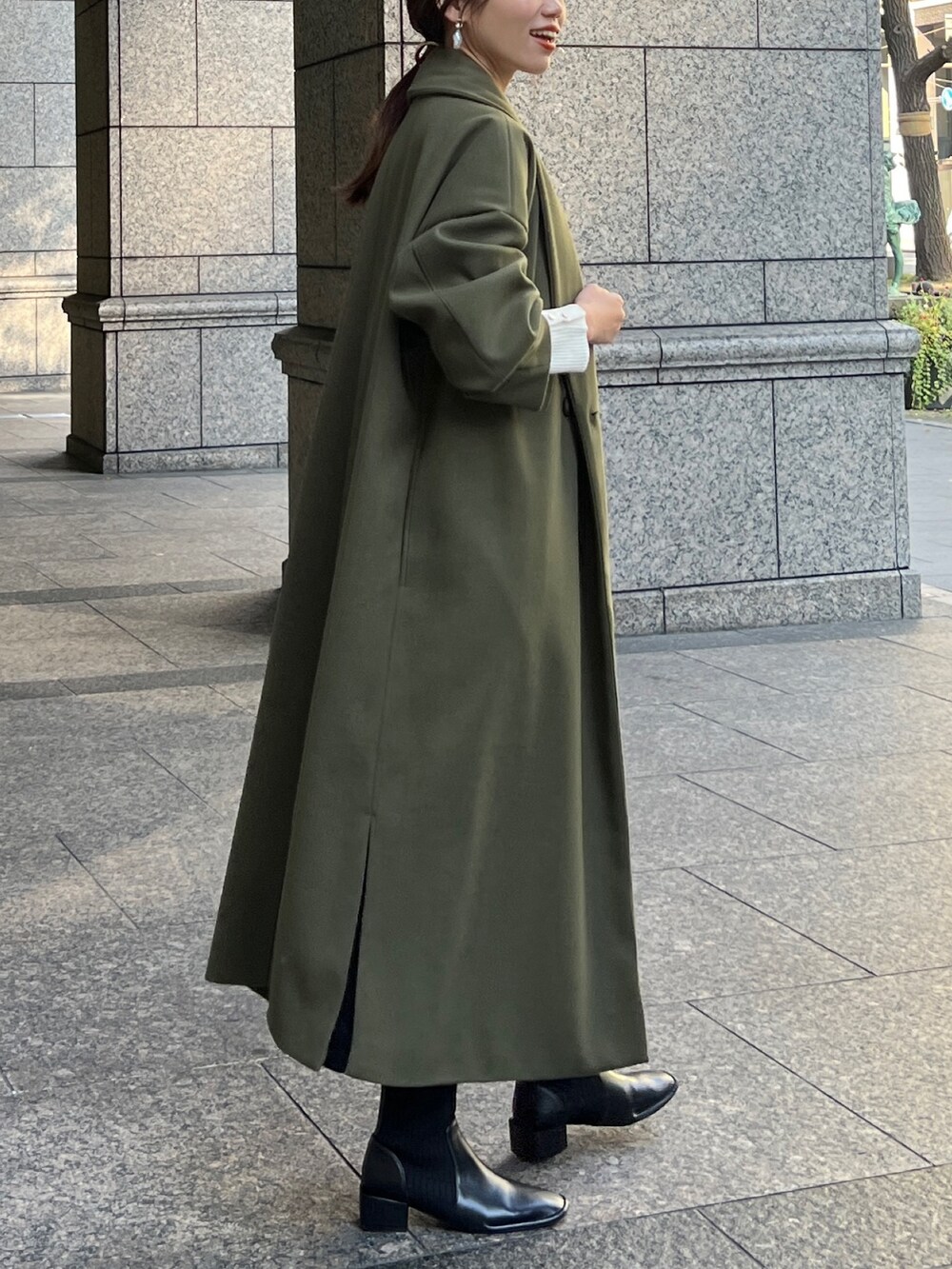 グリーン系のその他アウター、ブラック系のスカート、ホワイト系のトートバッグを着用したレディースの秋コーディネートの3枚目の写真