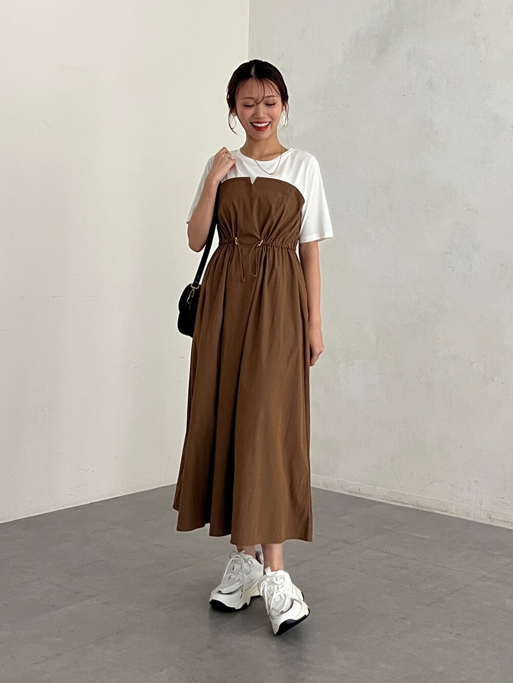 ブラウン系のワンピース、ホワイト系のスニーカー、その他のその他を着用したレディースの夏コーディネートの5枚目の写真