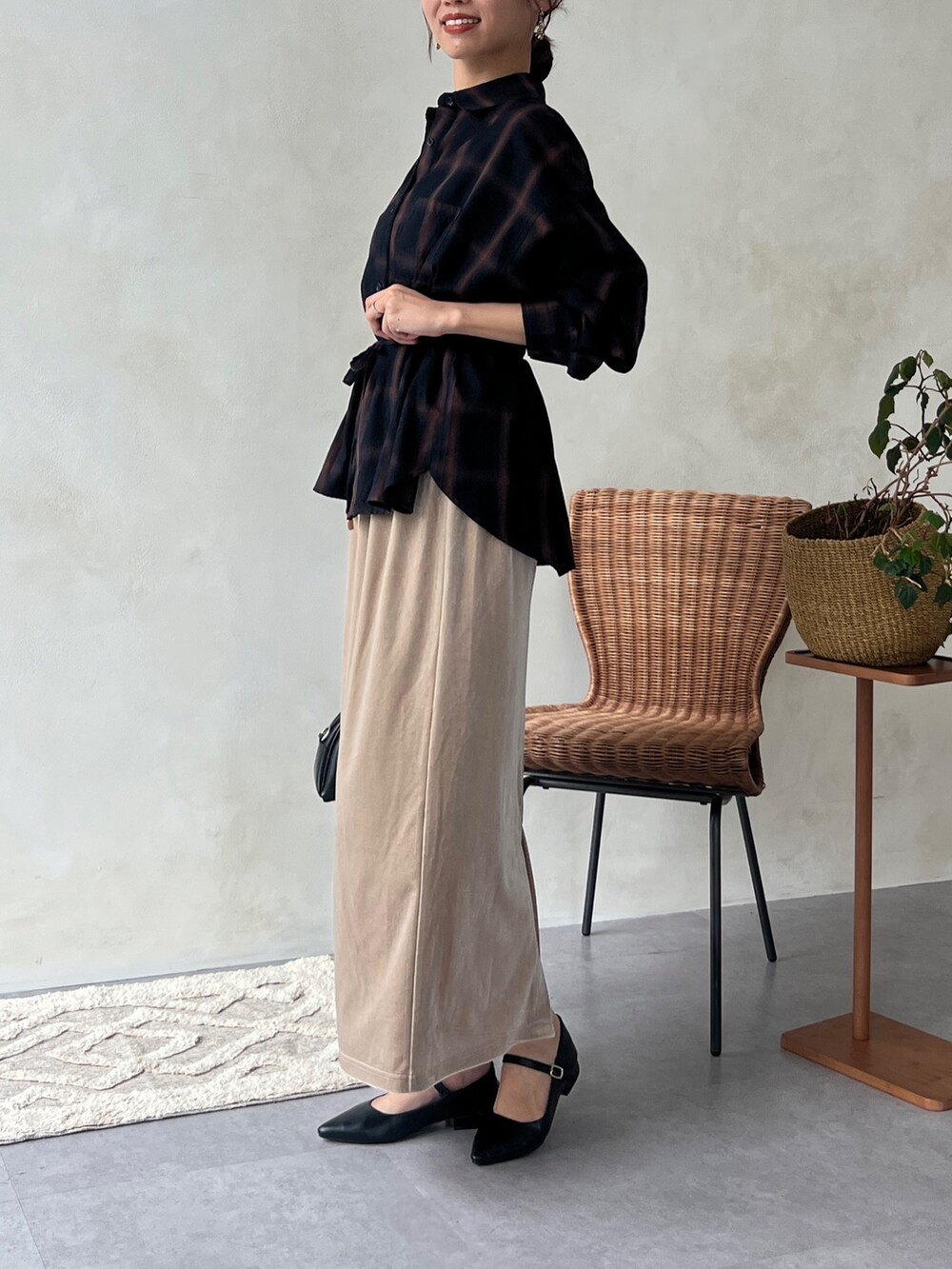 ブルー系のシャツ/ブラウス、ベージュ系のスカート、その他のその他を着用したレディースの秋コーディネートの2枚目の写真