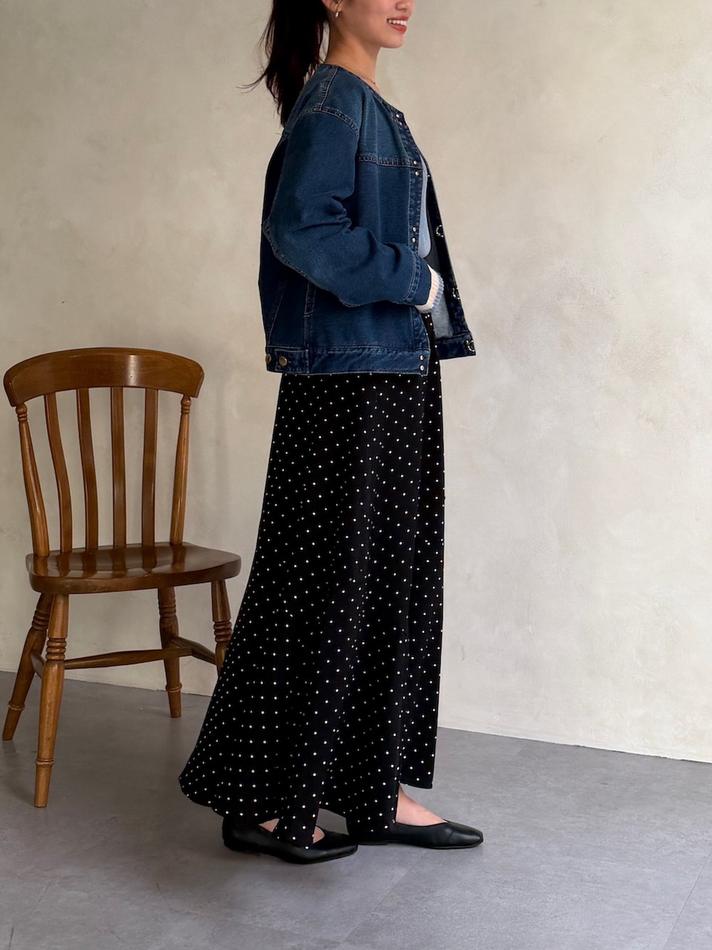 ブルー系のブルゾン、ブルー系のニット/セーター、ブラック系のスカートを着用したレディースの春コーディネートの4枚目の写真