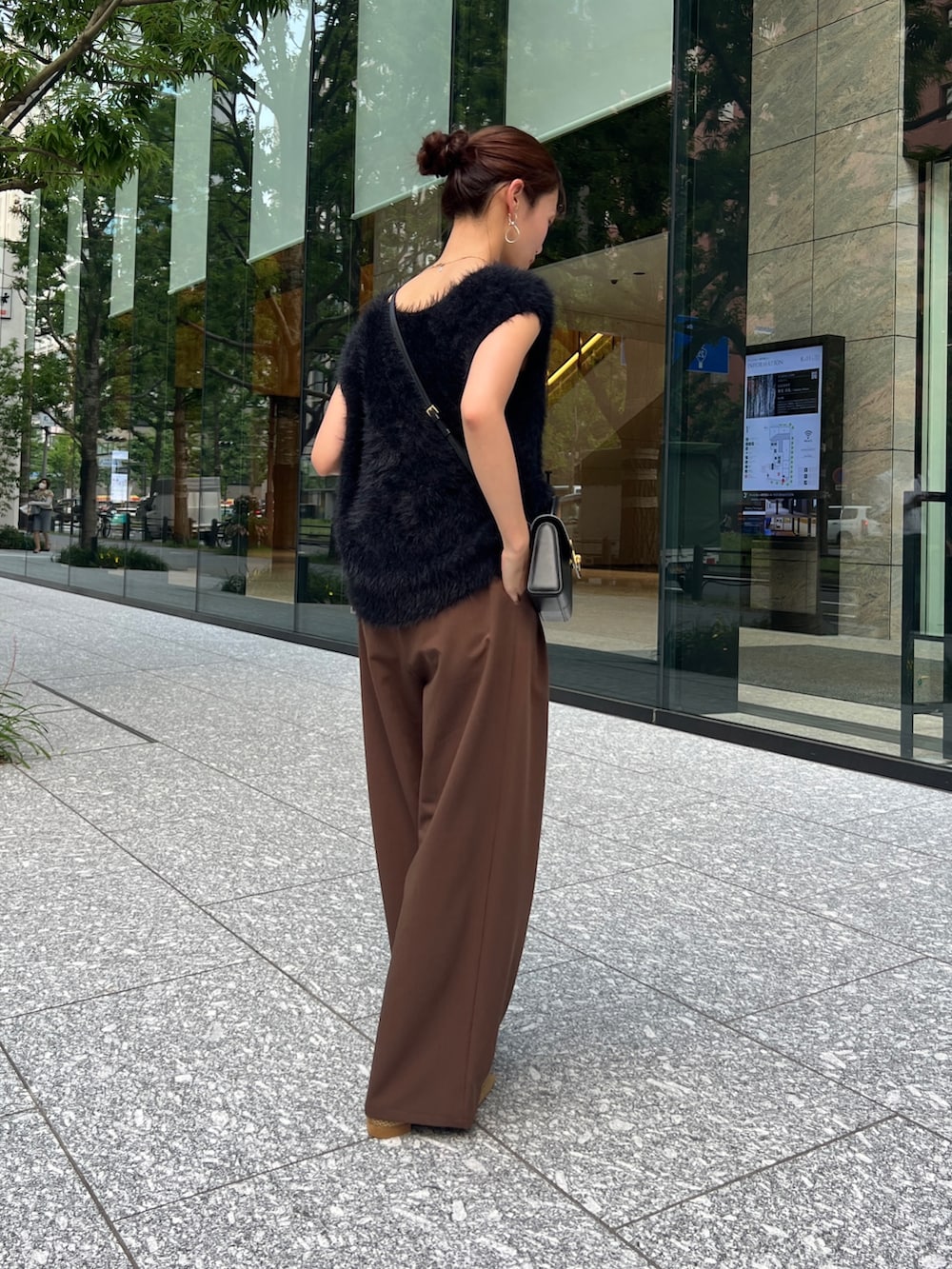 ブラック系のワンピース、ブラウン系のその他パンツを着用したレディースの秋コーディネートの2枚目の写真