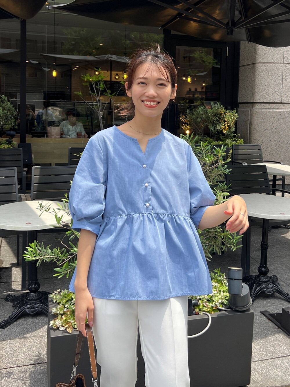 ブルー系のシャツ/ブラウス、ホワイト系のパンツ、ホワイト系のサンダルを着用したレディースの夏コーディネートの2枚目の写真