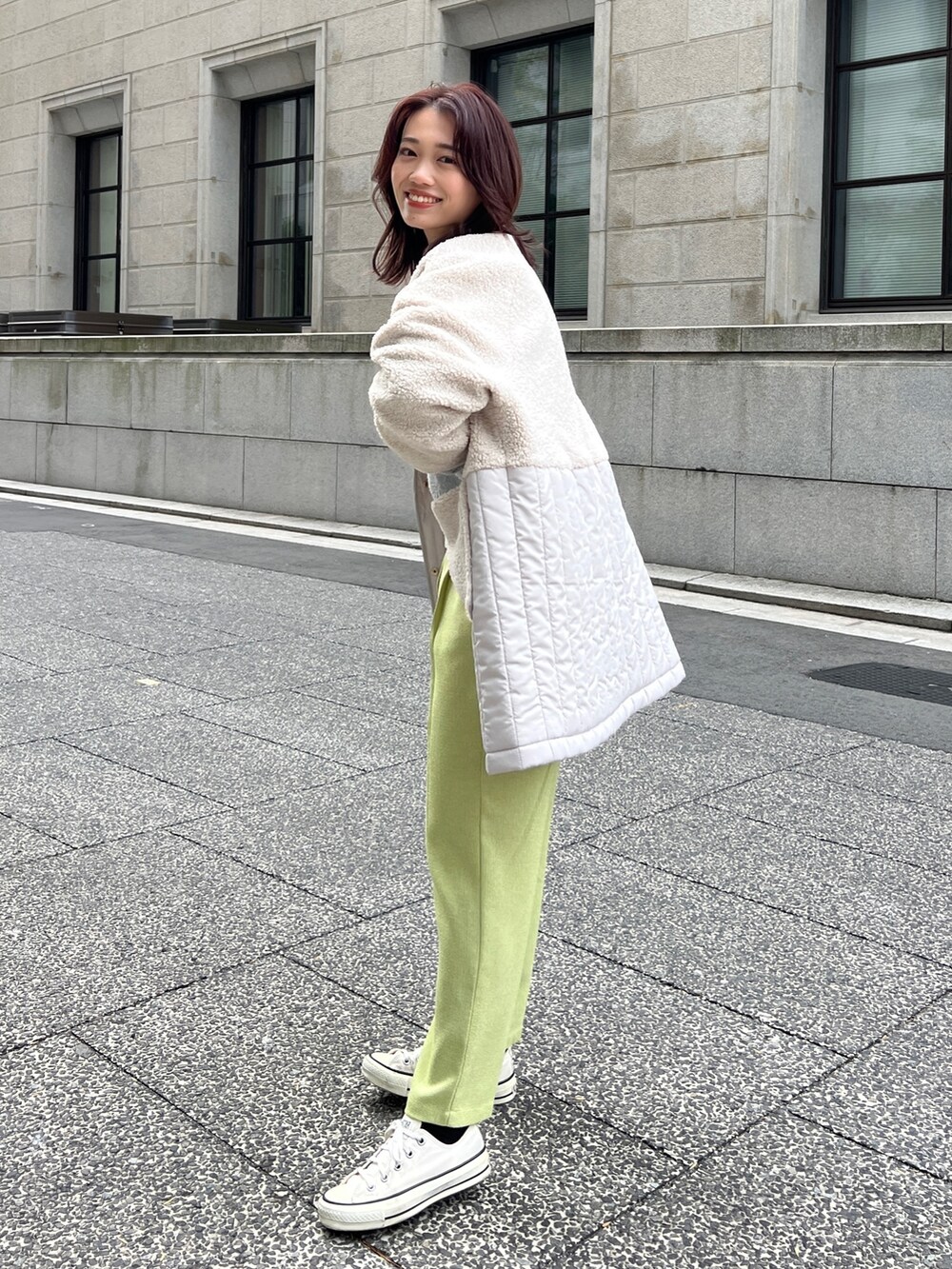 ホワイト系のノーカラージャケット、グレー系のニット/セーター、グリーン系のその他パンツを着用したレディースの冬コーディネートの2枚目の写真