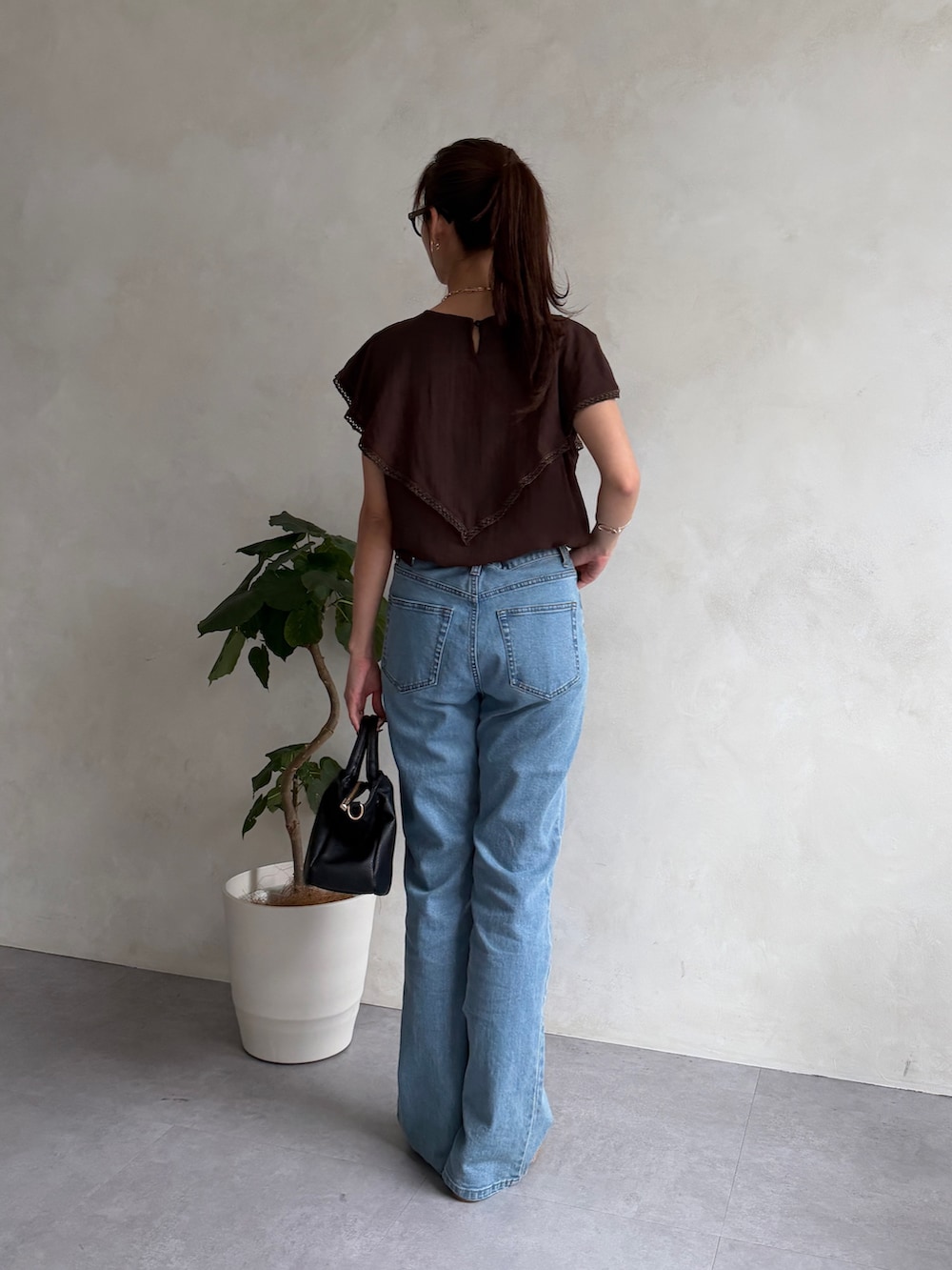 ブラウン系のシャツ/ブラウス、ブルー系のデニムパンツ、ゴールド系のネックレスを着用したレディースの夏コーディネートの3枚目の写真