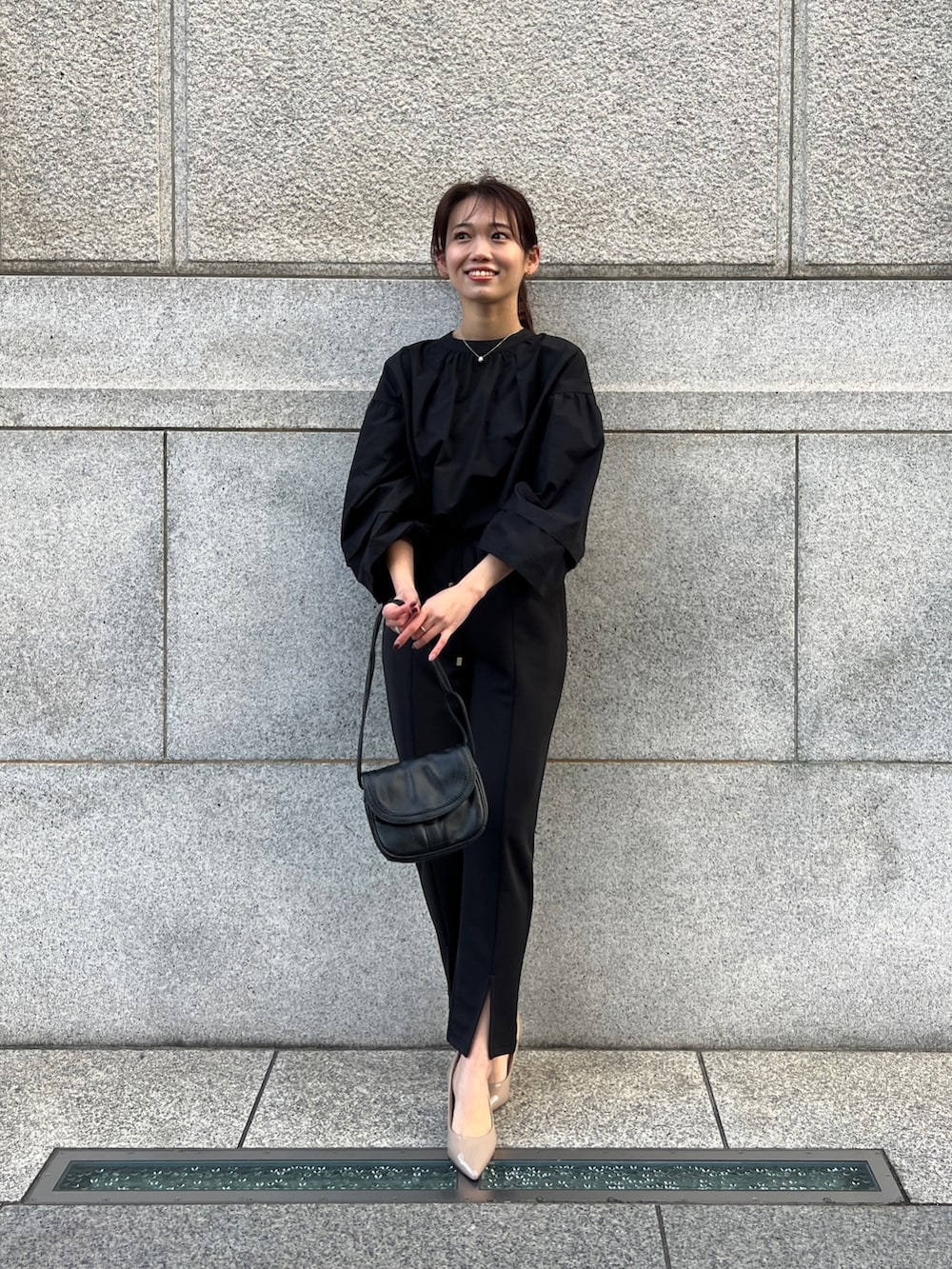 ブラック系のシャツ/ブラウス、ブラック系のその他パンツ、その他のその他を着用したレディースの冬コーディネートの2枚目の写真