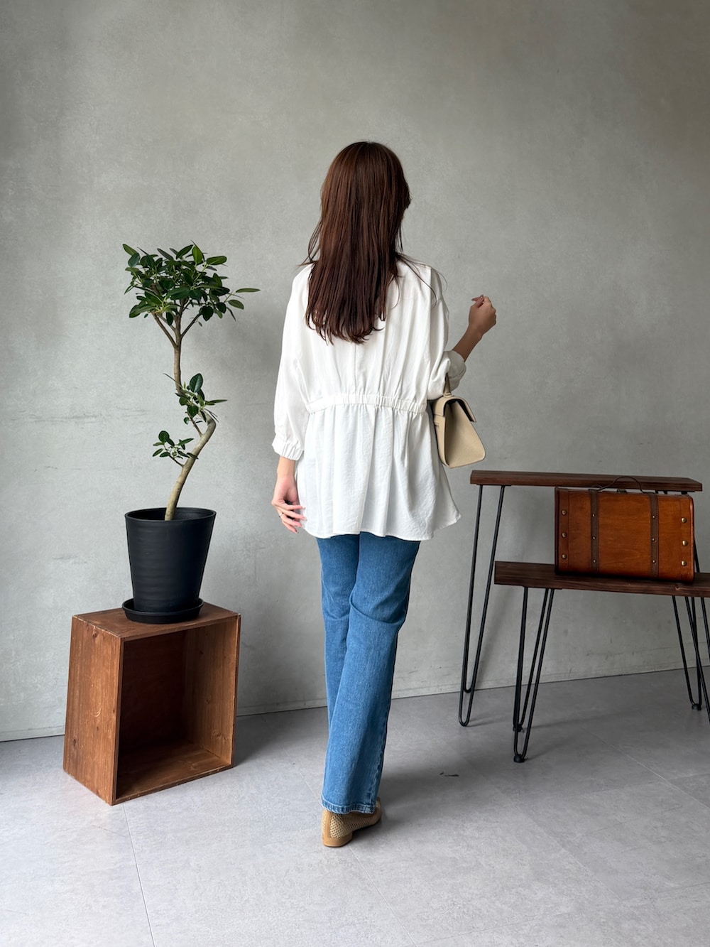 ホワイト系のシャツ/ブラウス、ブルー系のデニムパンツ、その他のその他を着用したレディースの春コーディネートの3枚目の写真