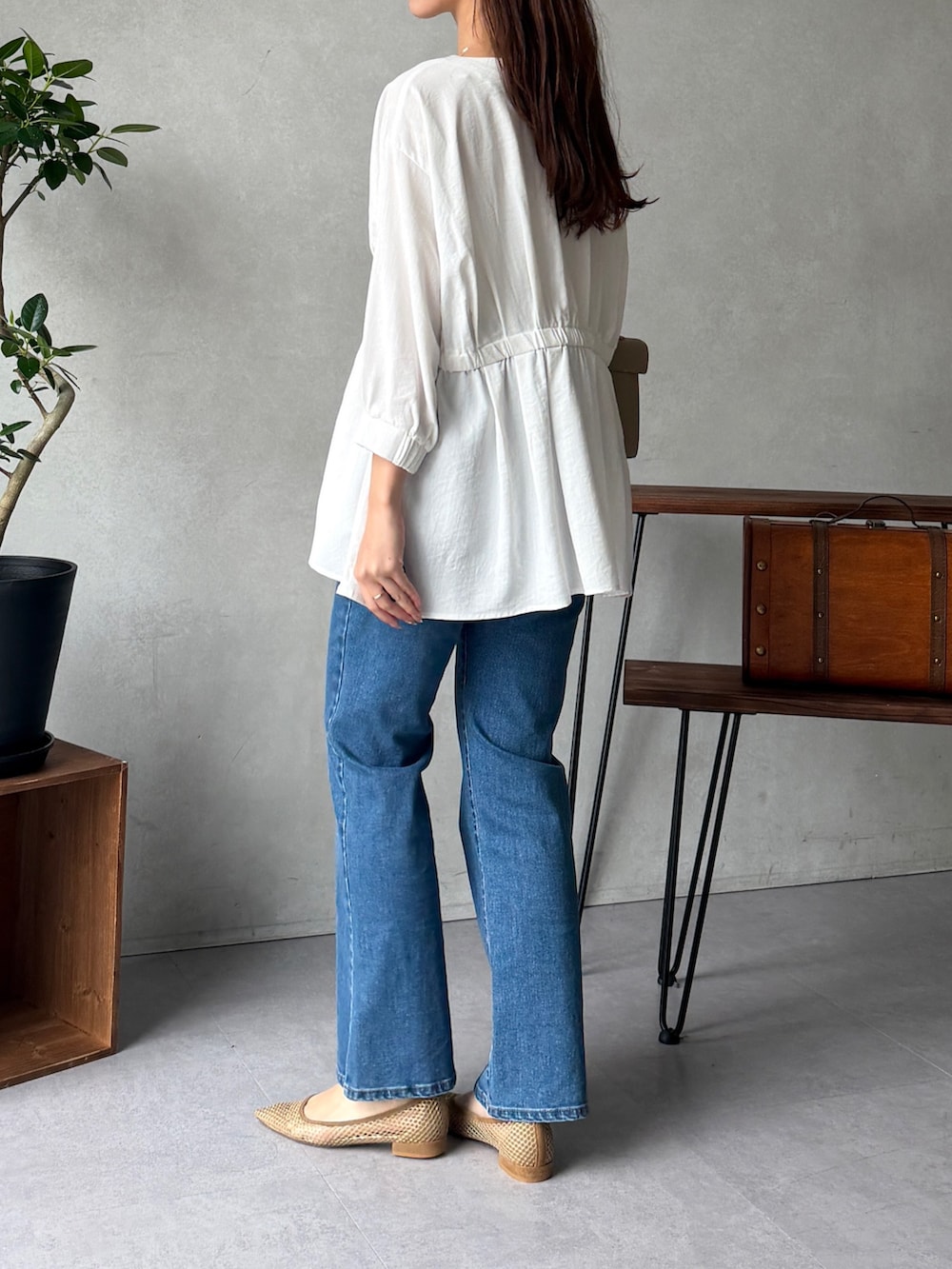 ホワイト系のシャツ/ブラウス、ブルー系のデニムパンツ、その他のその他を着用したレディースの春コーディネートの2枚目の写真