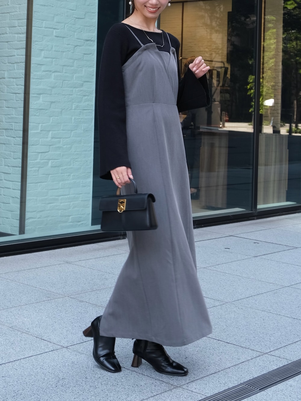 グレー系のワンピース、その他のその他を着用したレディースの秋コーディネートの2枚目の写真