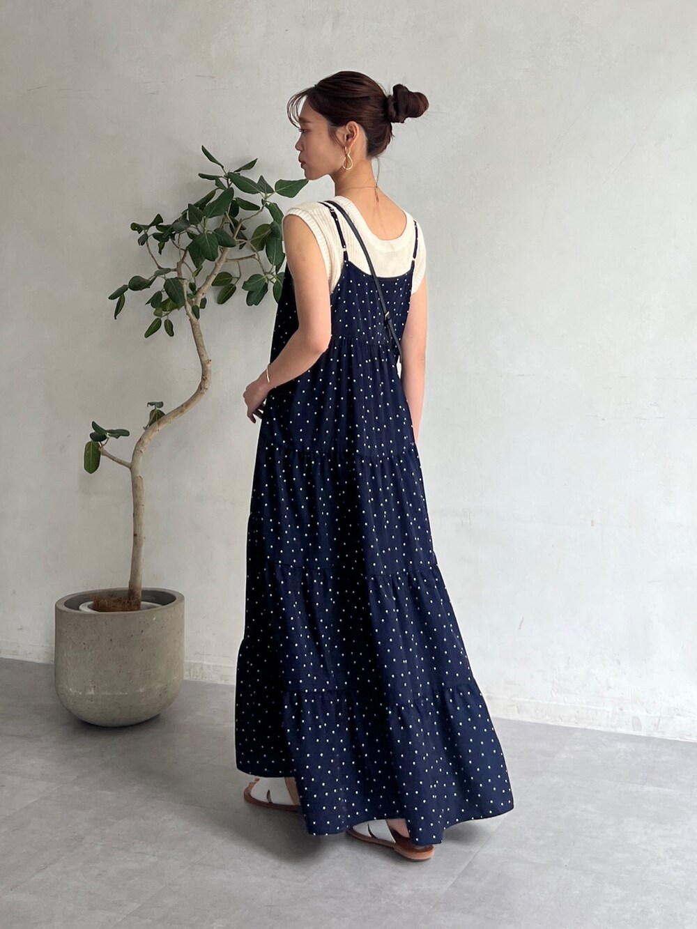 ブルー系のワンピース、ホワイト系のニット/セーター、ホワイト系のサンダルを着用したレディースの夏コーディネートの2枚目の写真