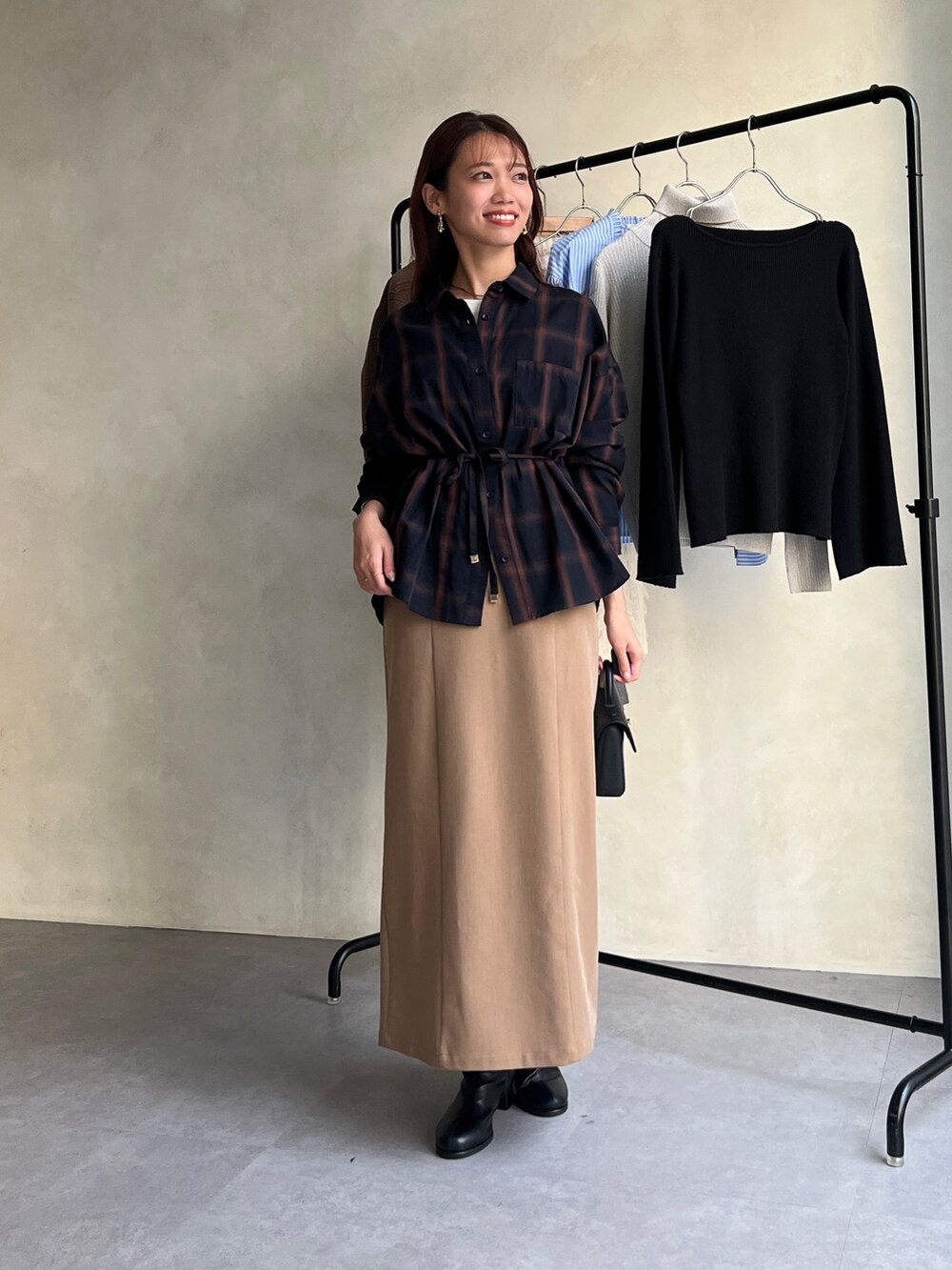 ブルー系のシャツ/ブラウス、ホワイト系のTシャツ/カットソー、ベージュ系のワンピースを着用したレディースの秋コーディネートの3枚目の写真