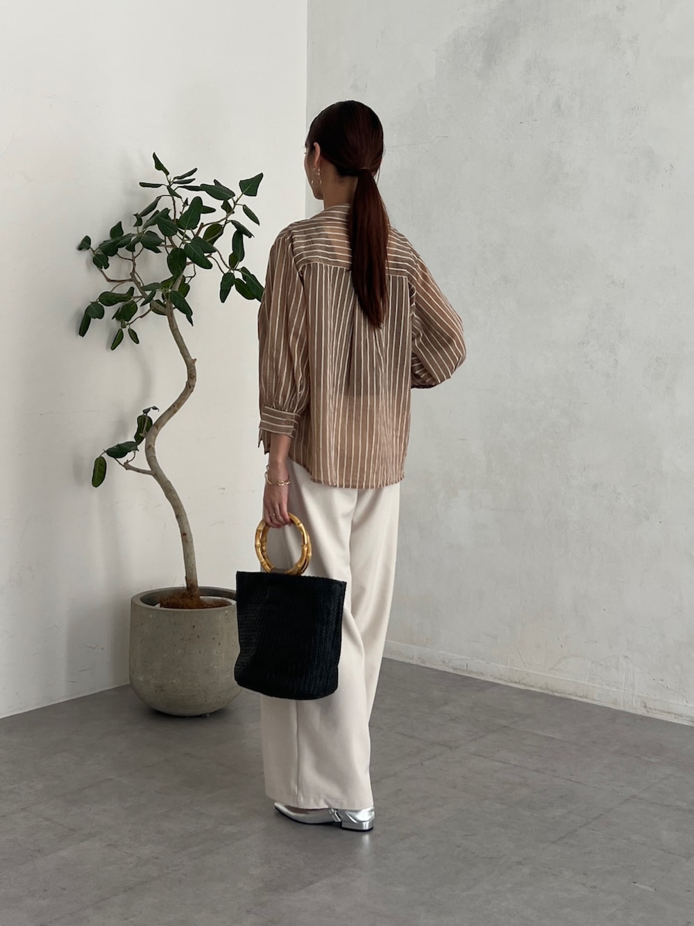 ブラウン系のシャツ/ブラウス、ブラック系のニット/セーター、ベージュ系のその他パンツを着用したレディースの夏コーディネートの3枚目の写真