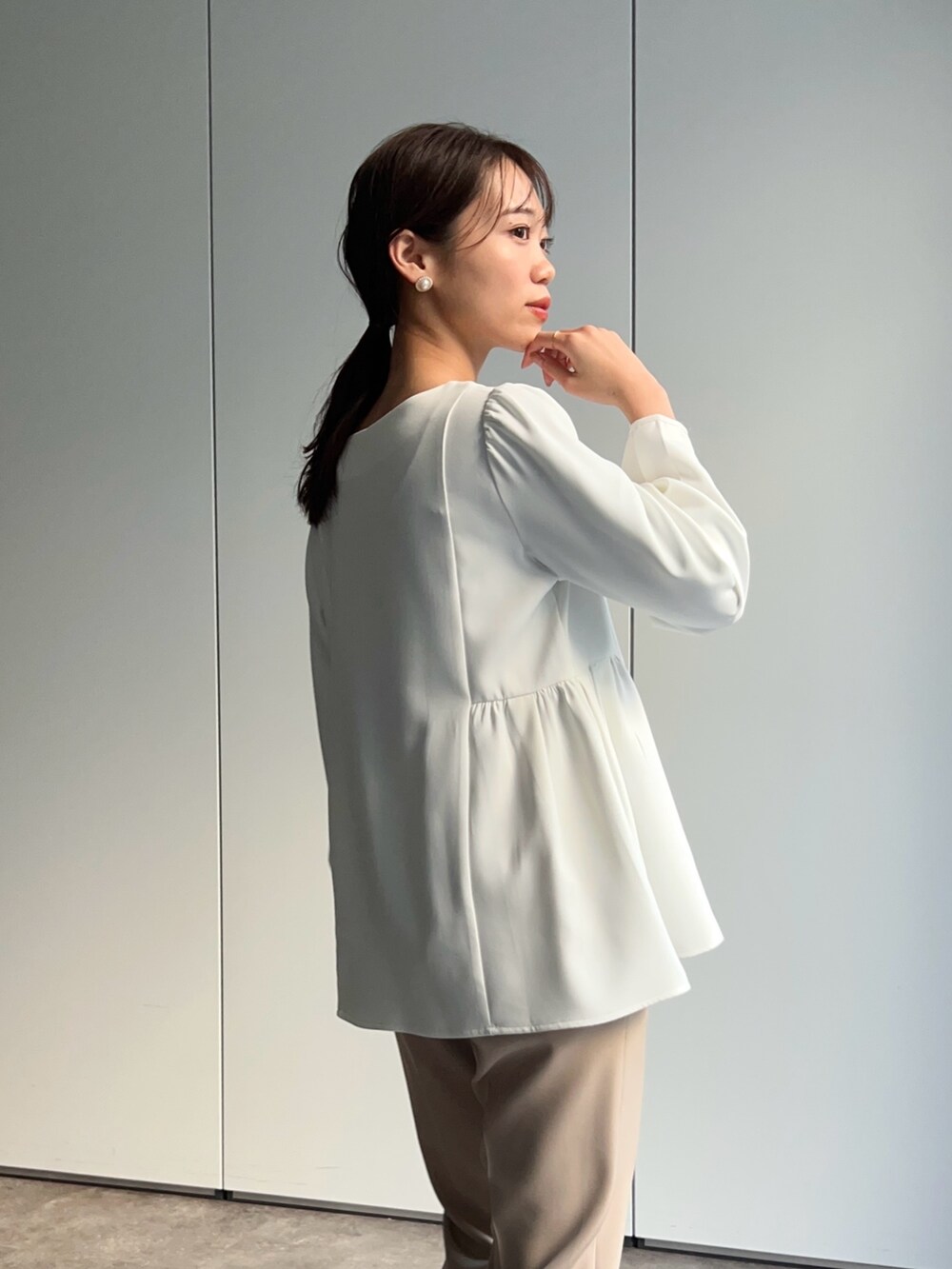 ホワイト系のシャツ/ブラウス、ベージュ系のその他パンツ、その他のその他を着用したレディースの冬コーディネートの4枚目の写真