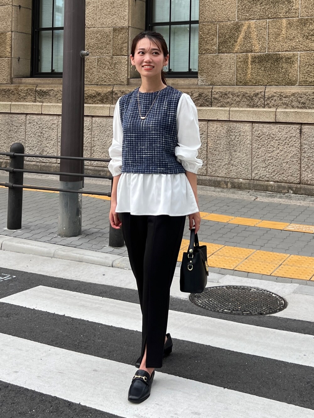 ブルー系のシャツ/ブラウス、ブラック系のショルダーバッグ、ブラック系のその他パンツを着用したレディースの夏コーディネートの3枚目の写真