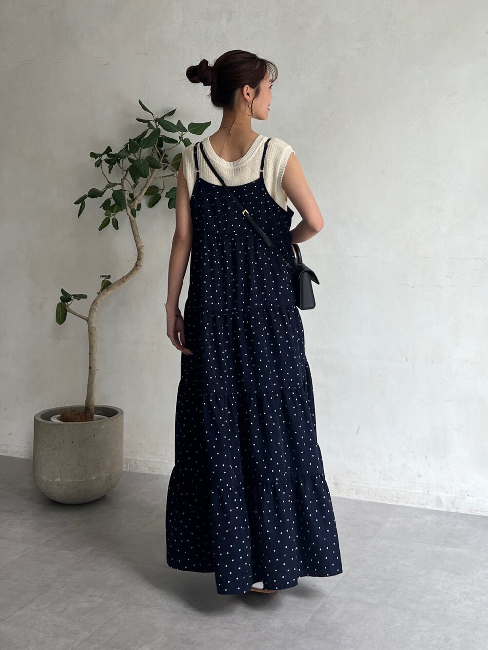 ブルー系のワンピース、ホワイト系のニット/セーター、ホワイト系のサンダルを着用したレディースの夏コーディネートの3枚目の写真