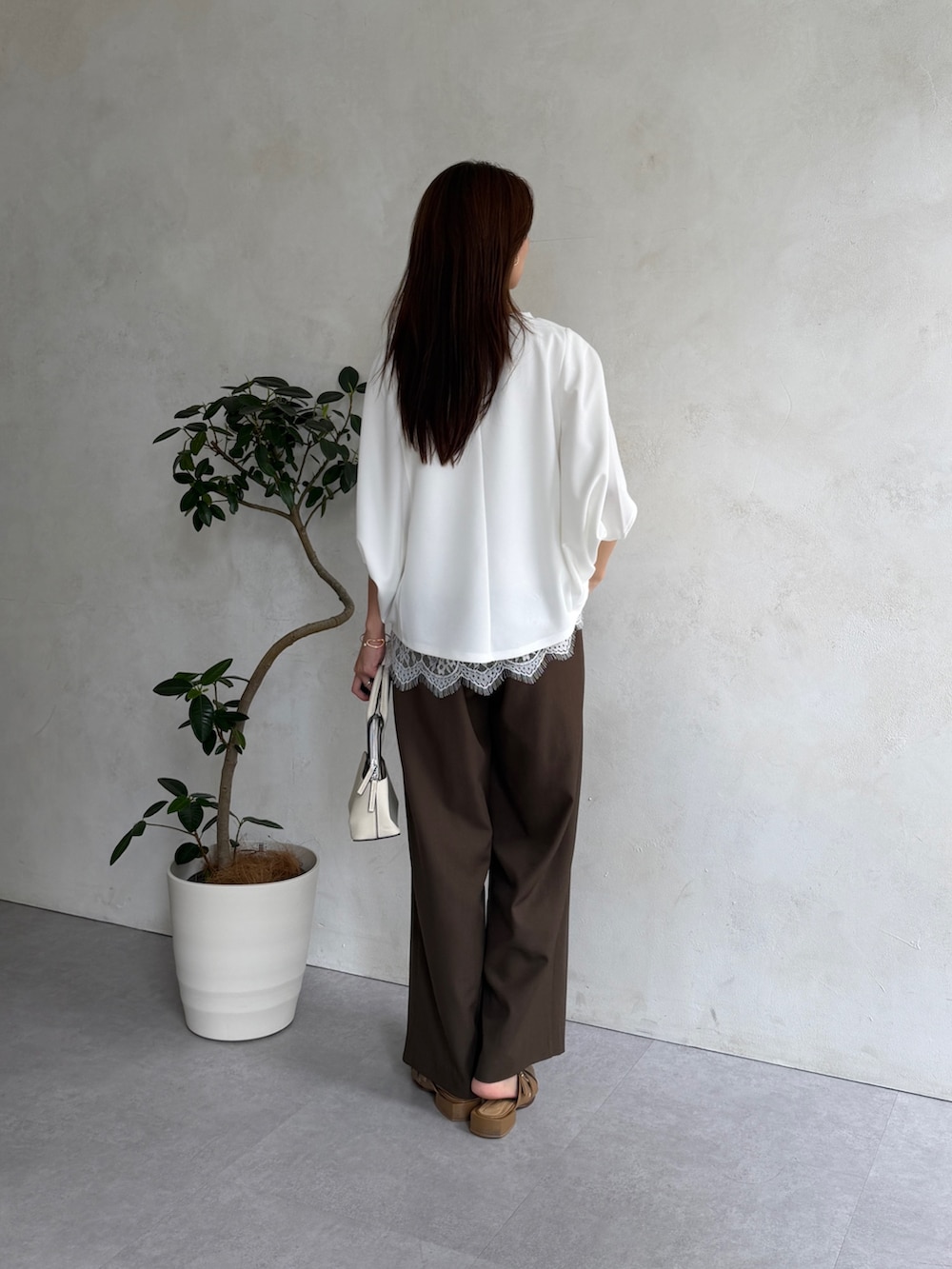 ホワイト系のTシャツ/カットソー、ブラウン系のその他パンツ、その他のその他を着用したレディースの夏コーディネートの4枚目の写真