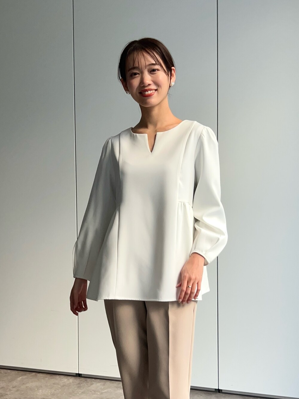 ホワイト系のシャツ/ブラウス、ベージュ系のその他パンツ、その他のその他を着用したレディースの冬コーディネートの3枚目の写真