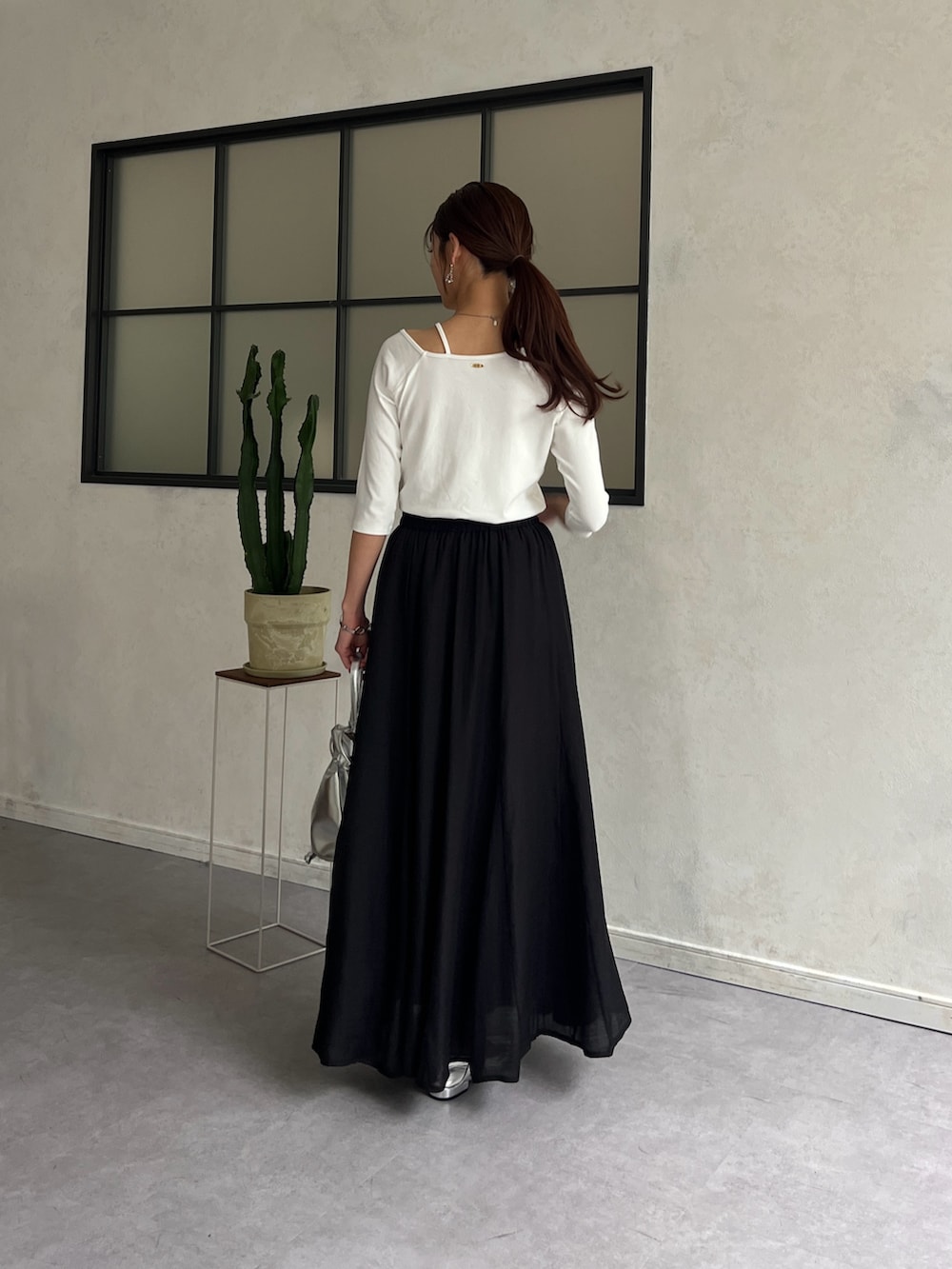 ホワイト系のTシャツ/カットソー、ブラック系のその他パンツ、シルバー系のトートバッグを着用したレディースの春コーディネートの3枚目の写真