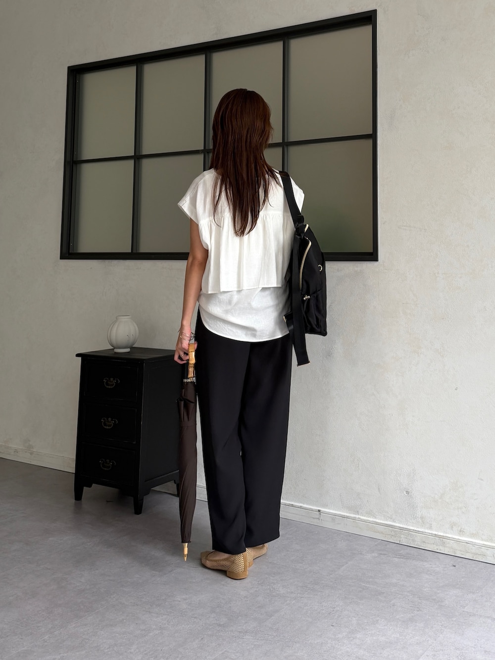 ホワイト系のシャツ/ブラウス、ブラック系のその他パンツ、ブラック系のバックパック/リュックを着用したレディースの夏コーディネートの3枚目の写真