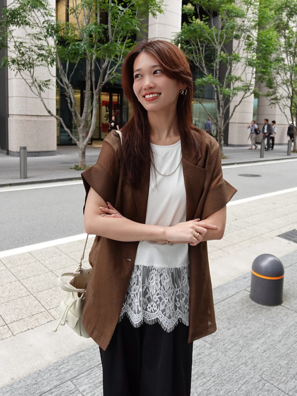 ブラウン系のテーラードジャケット、ホワイト系のTシャツ/カットソー、ブラック系のその他パンツを着用したレディースの夏コーディネートの3枚目の写真