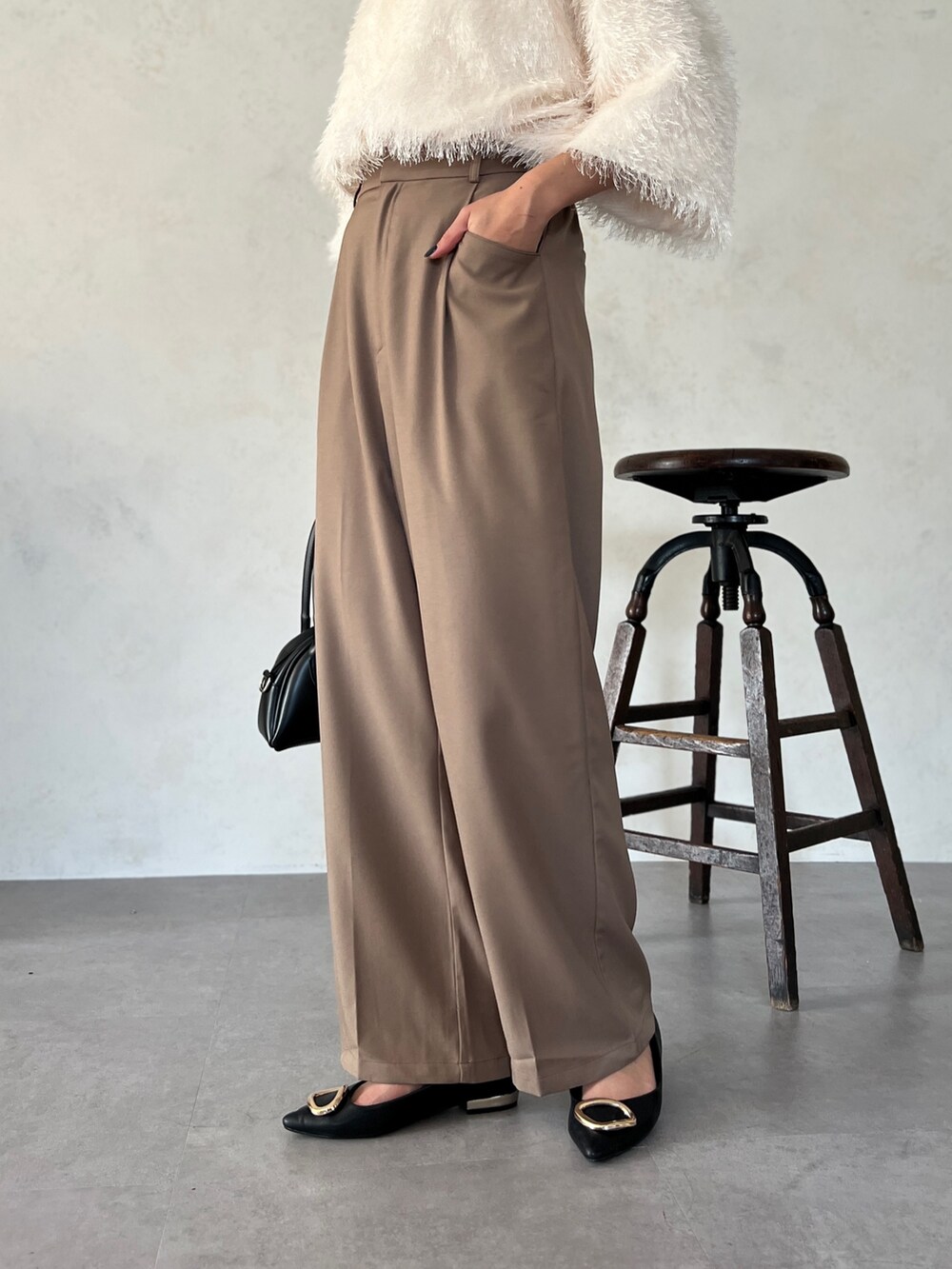 ホワイト系のTシャツ/カットソー、ベージュ系のその他パンツ、ブラック系のトートバッグを着用したレディースの夏コーディネートの4枚目の写真