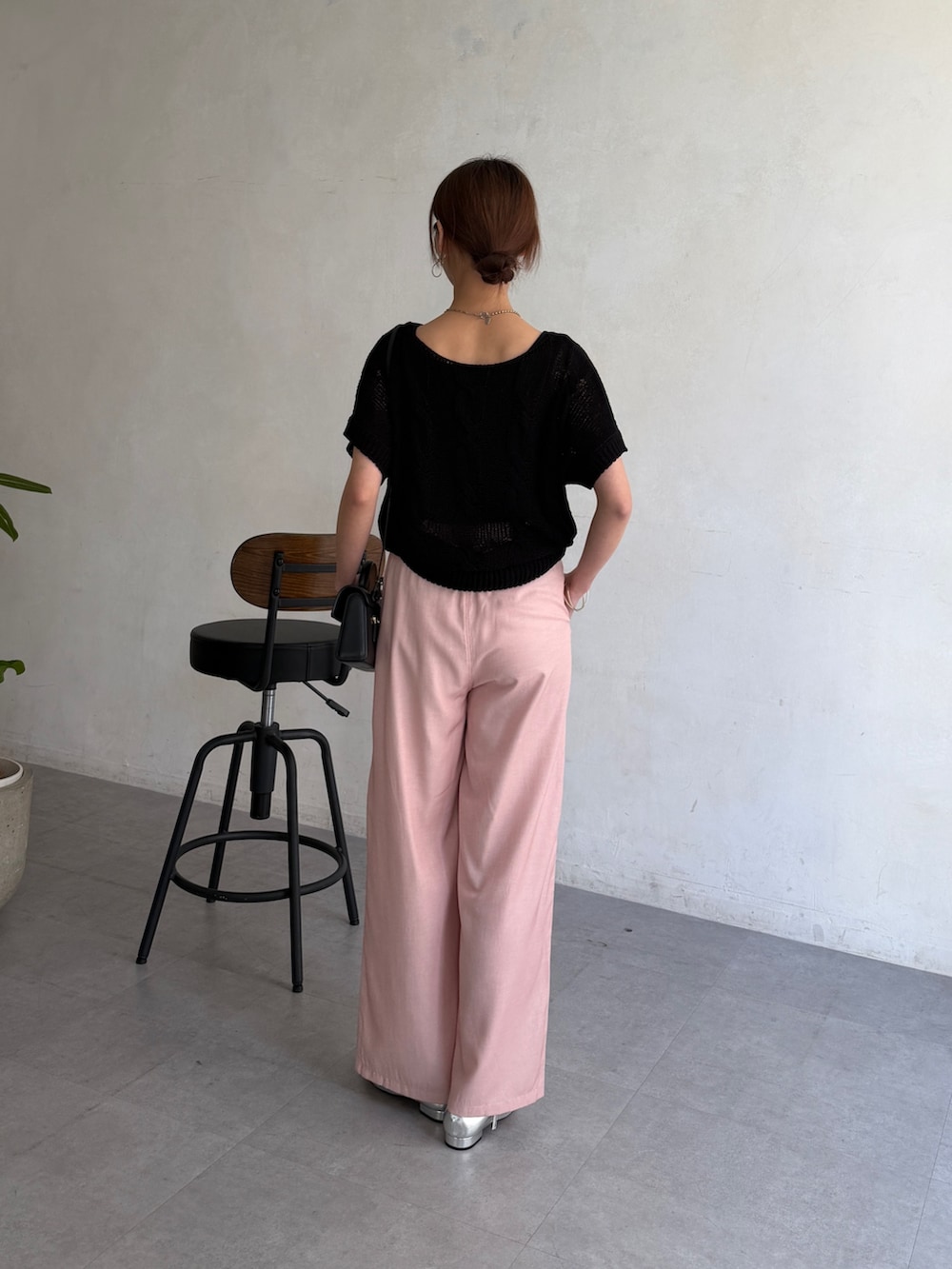 ブラック系のニット/セーター、ピンク系のデニムパンツ、その他のその他を着用したレディースの春コーディネートの4枚目の写真