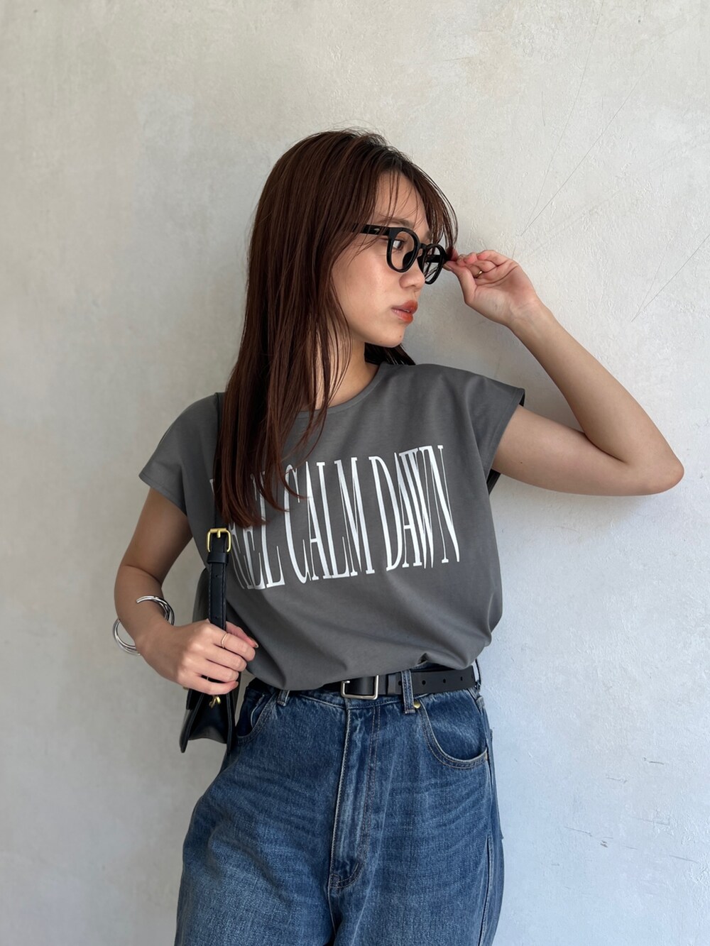 グリーン系のTシャツ/カットソー、ブルー系のデニムパンツ、シルバー系のピアス（両耳用）を着用したレディースの夏コーディネートの3枚目の写真