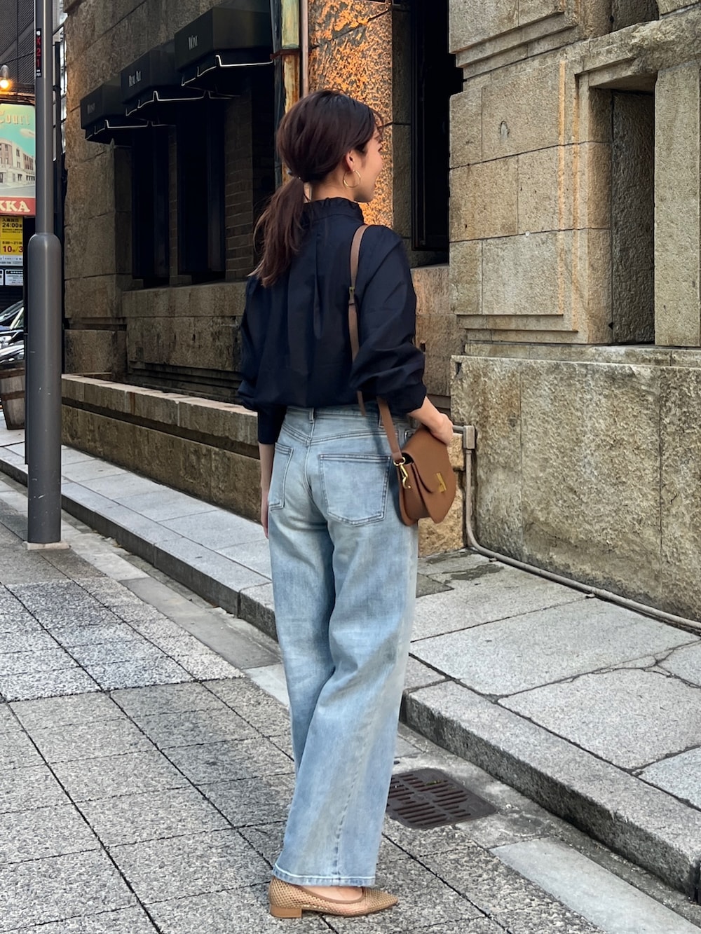 ブルー系のシャツ/ブラウス、ブルー系のデニムパンツ、その他のその他を着用したレディースの夏コーディネートの3枚目の写真