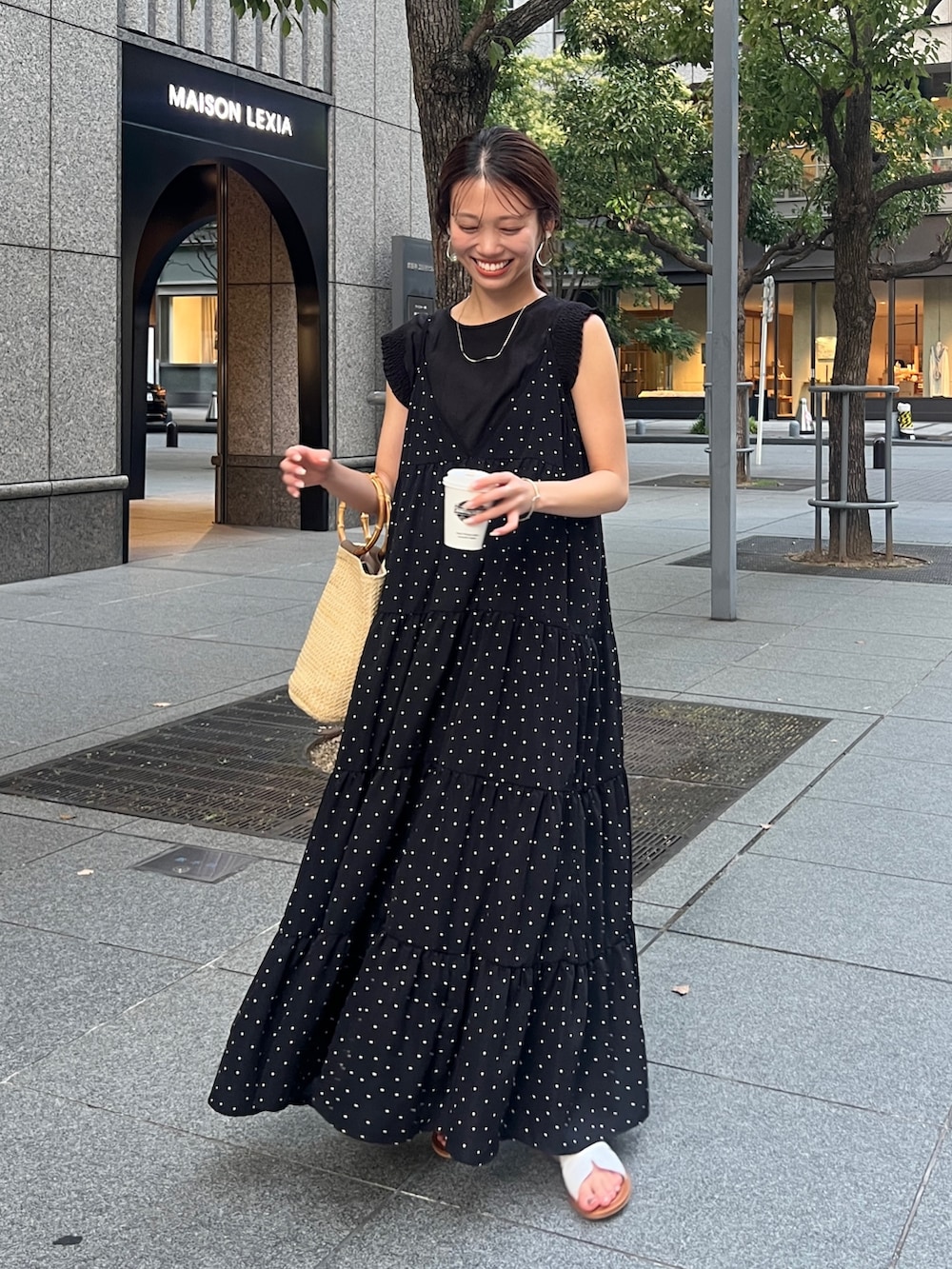 ブラック系のワンピース、ブラック系のシャツ/ブラウス、ベージュ系のトートバッグを着用したレディースの夏コーディネートの3枚目の写真