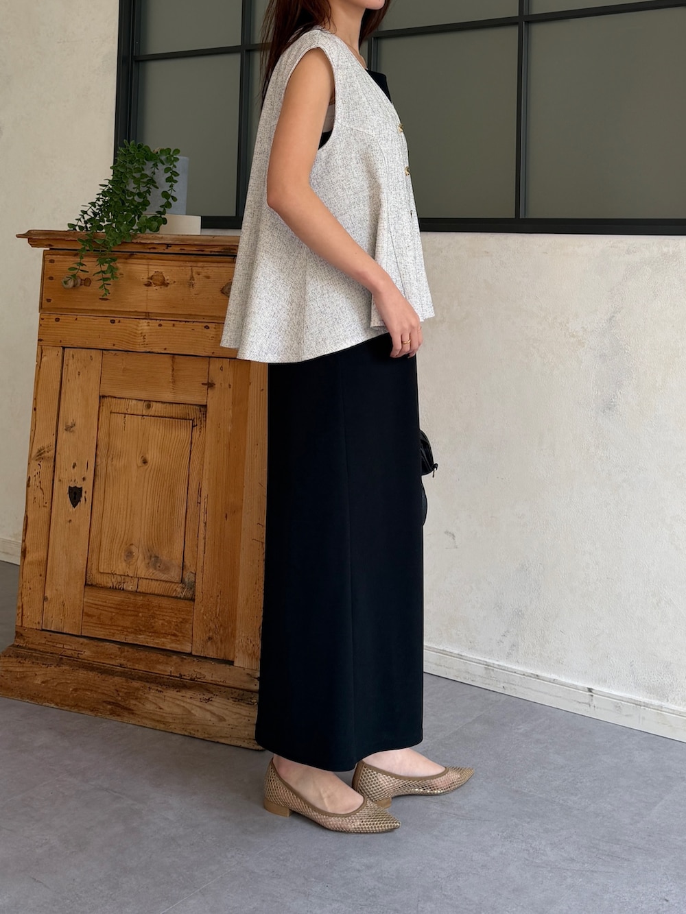 ホワイト系のワンピース、ブラック系のボストンバッグ、その他のその他を着用したレディースの春コーディネートの3枚目の写真