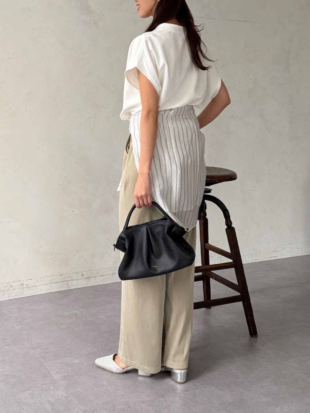 ホワイト系のTシャツ/カットソー、ホワイト系のシャツ/ブラウス、ベージュ系のその他パンツを着用したレディースの夏コーディネートの2枚目の写真