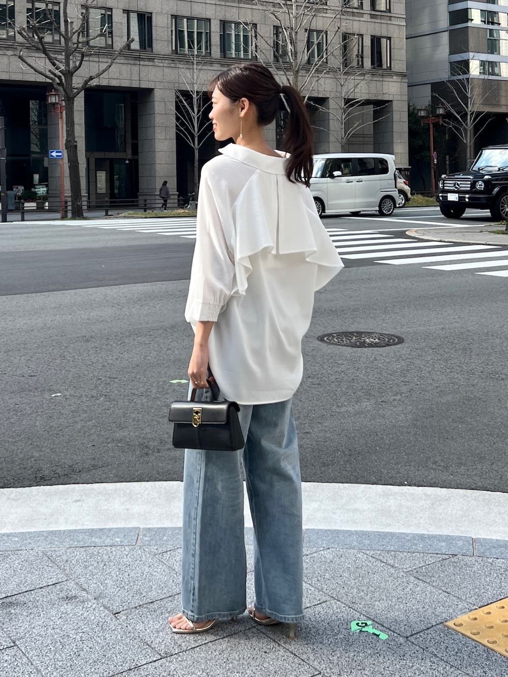 「デニム、モノトーン、デートコーデ、春コーデ、プチプラ、春服みてみて、お出かけコーデ、春ファッション、大人カジュアル、シンプルスタイル、パンツコーデ、大人かわいい、楽チンコーデ、シャツスタイル、サンダル」｜「Chez toiのリネンタッチBACKフリルスキッパーシャツ（Tシャツ/カットソー、ホワイト系）」を使った、いたみかなこさん（レディース・161cm）の春コーディネートの2枚目の写真