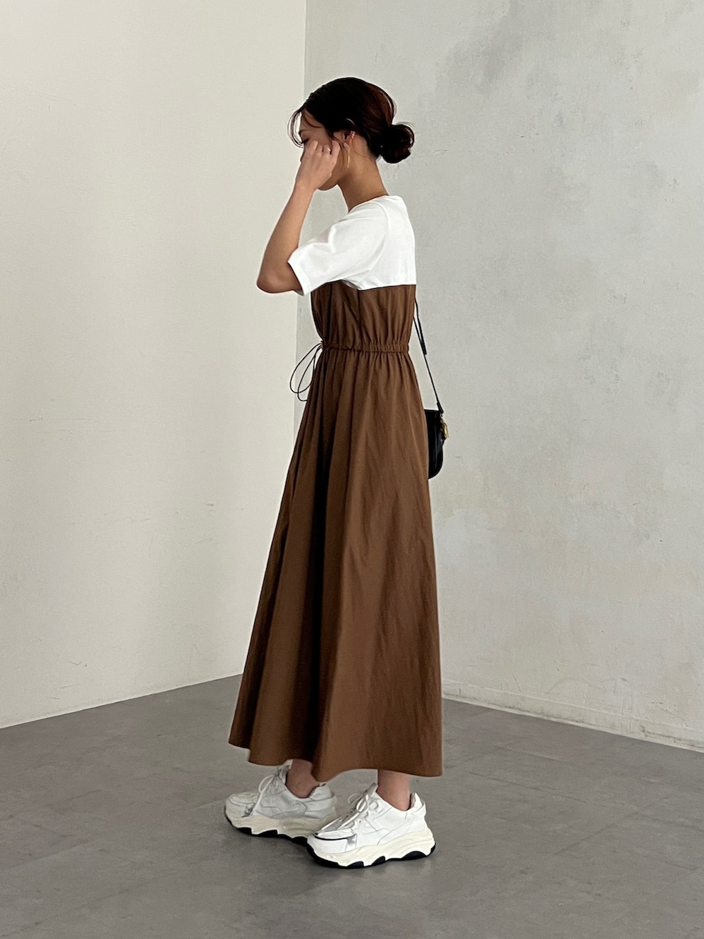 ブラウン系のワンピース、ホワイト系のスニーカー、その他のその他を着用したレディースの夏コーディネートの2枚目の写真