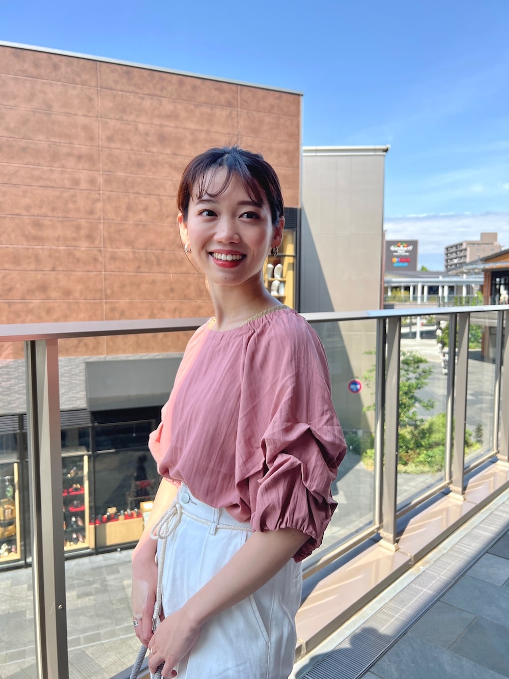 ホワイト系のシャツ/ブラウス、ホワイト系のその他パンツ、グレー系のかごバッグを着用したレディースの春コーディネートの3枚目の写真