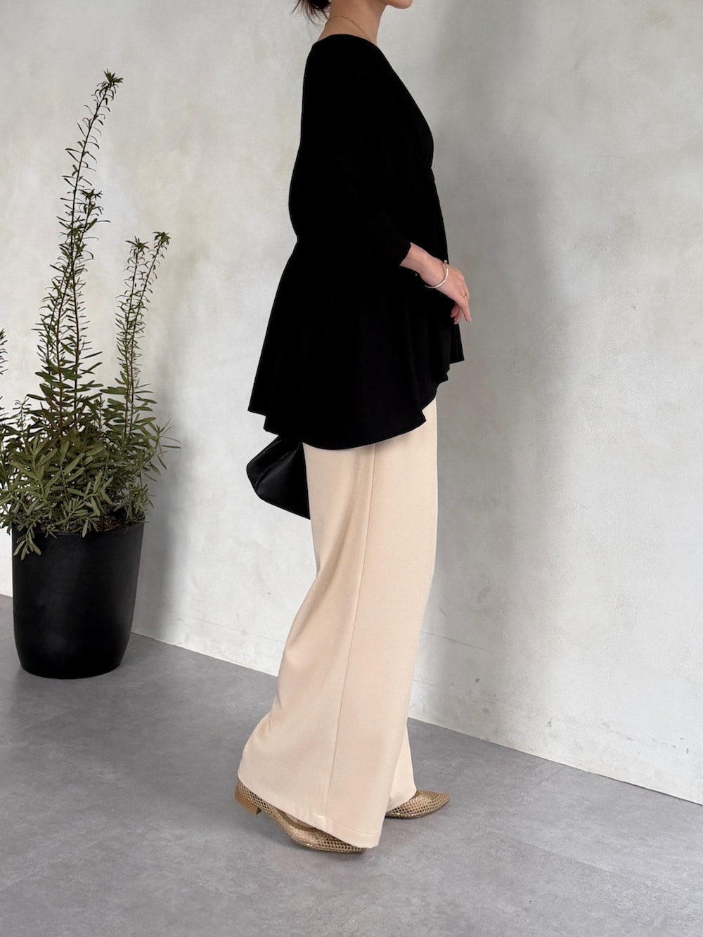 ブラック系のシャツ/ブラウス、ベージュ系のその他パンツ、その他のその他を着用したレディースの春コーディネートの2枚目の写真