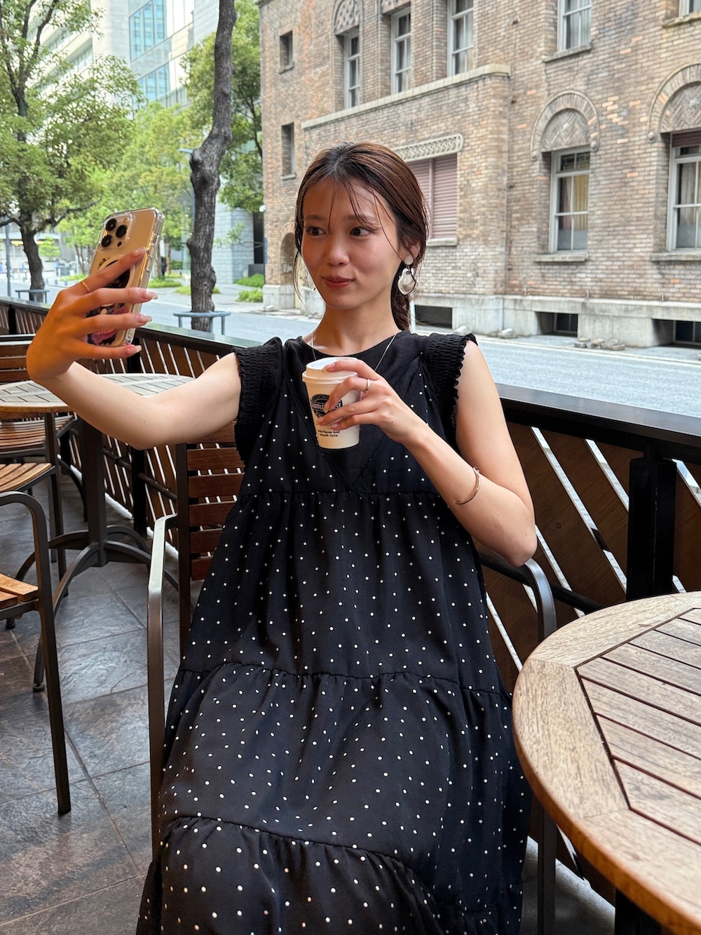 ブラック系のワンピース、ブラック系のシャツ/ブラウス、ベージュ系のトートバッグを着用したレディースの夏コーディネートの2枚目の写真